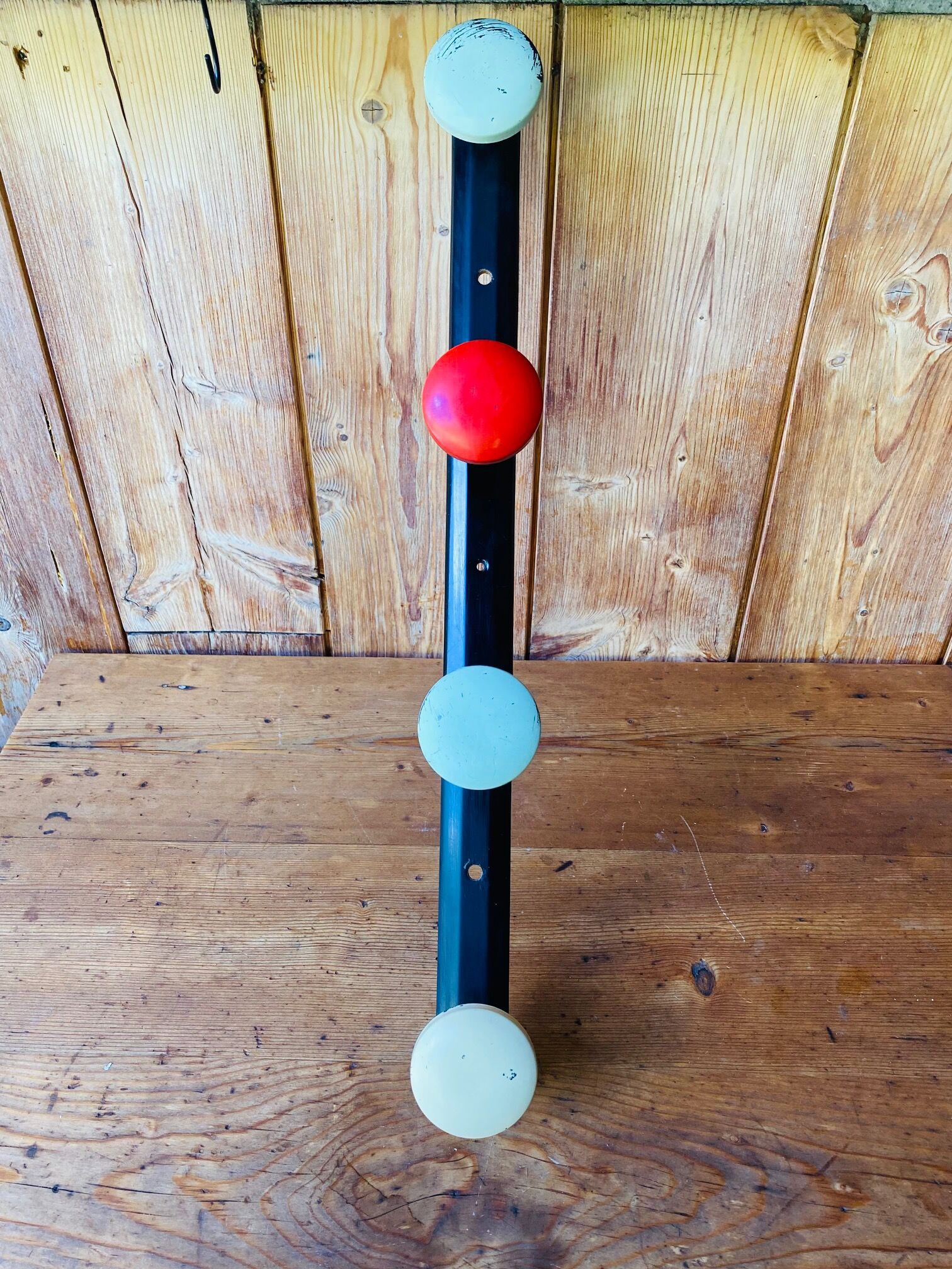 Vintage metal wall coat rack 4 pateres;