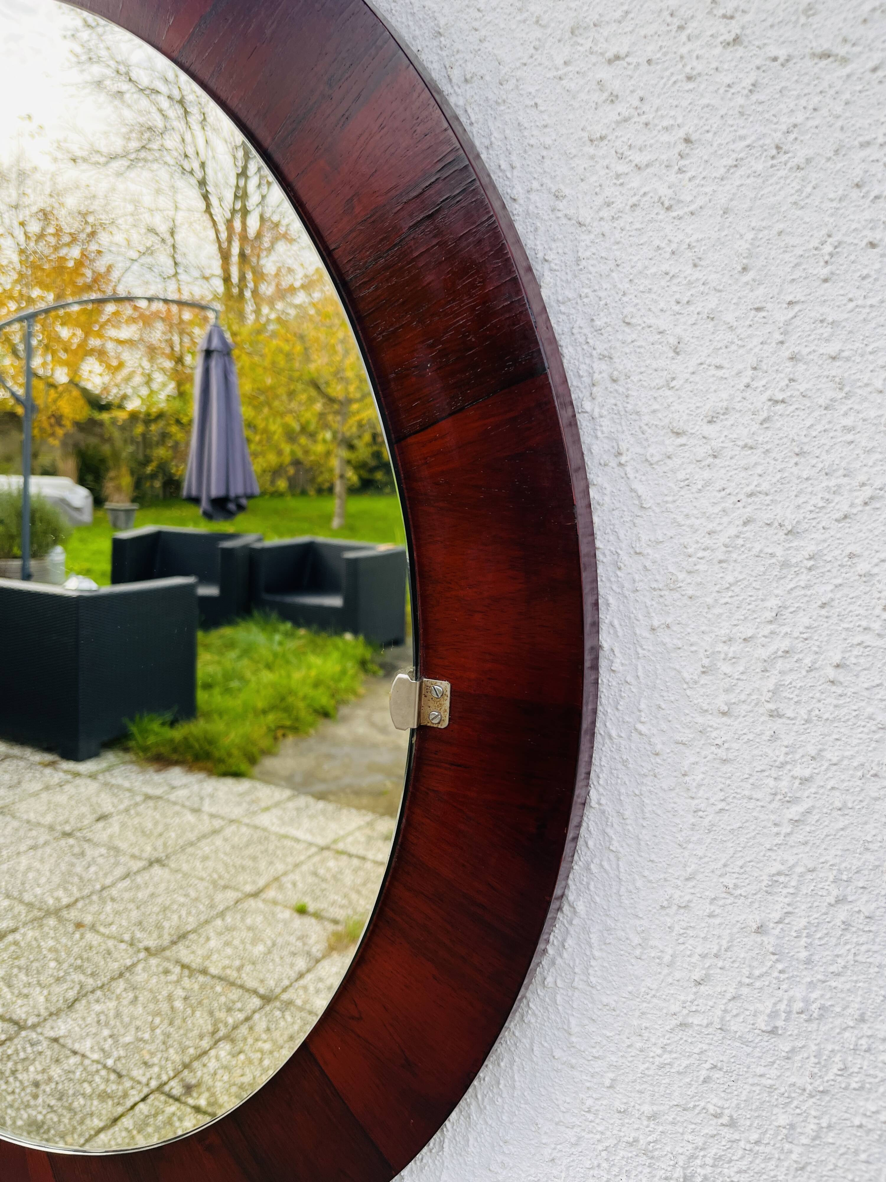 Round mirror in rosewood