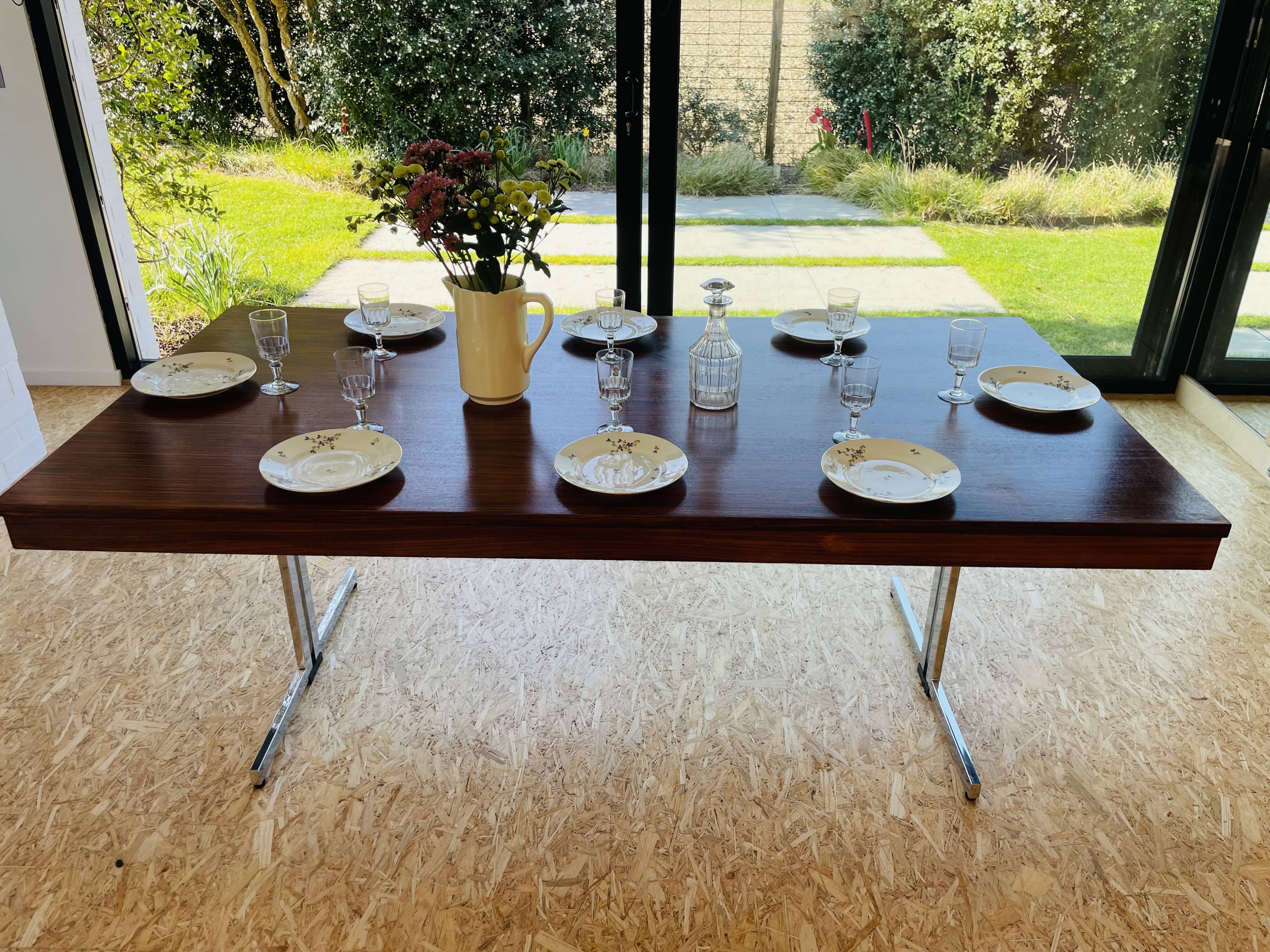 Desk that can serve as a dining table.
