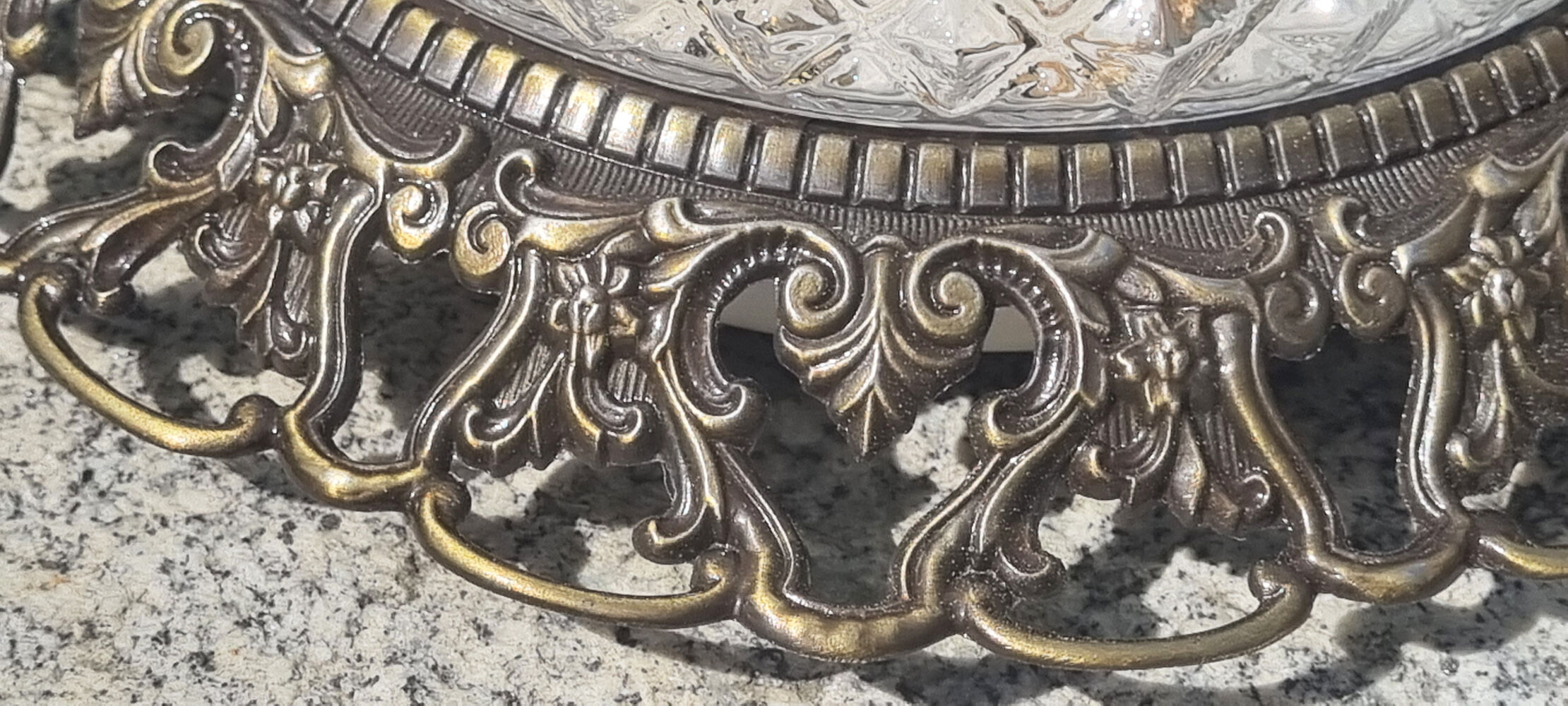 Plafonnier laiton mordoré ciselé et verre pointe diamant, années  40