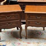 Ensemble de deux tables de nuit sur cabriolets.