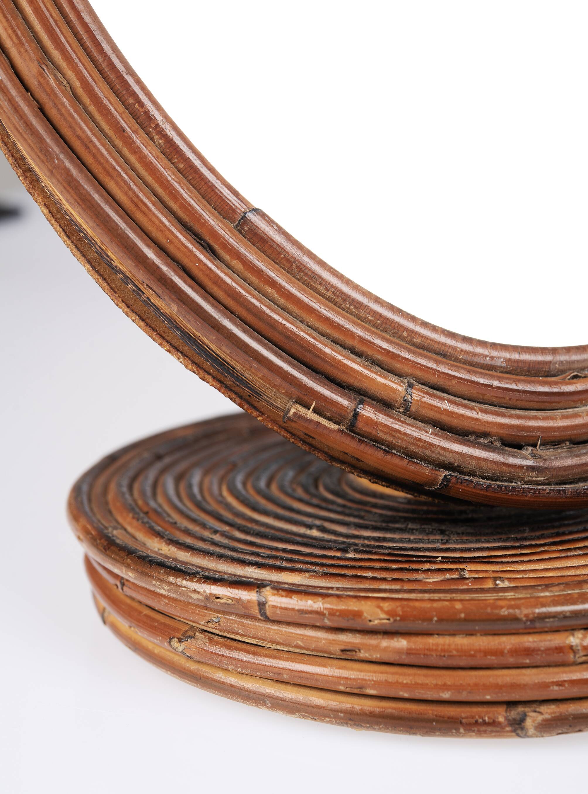 Rattan mirror to stand