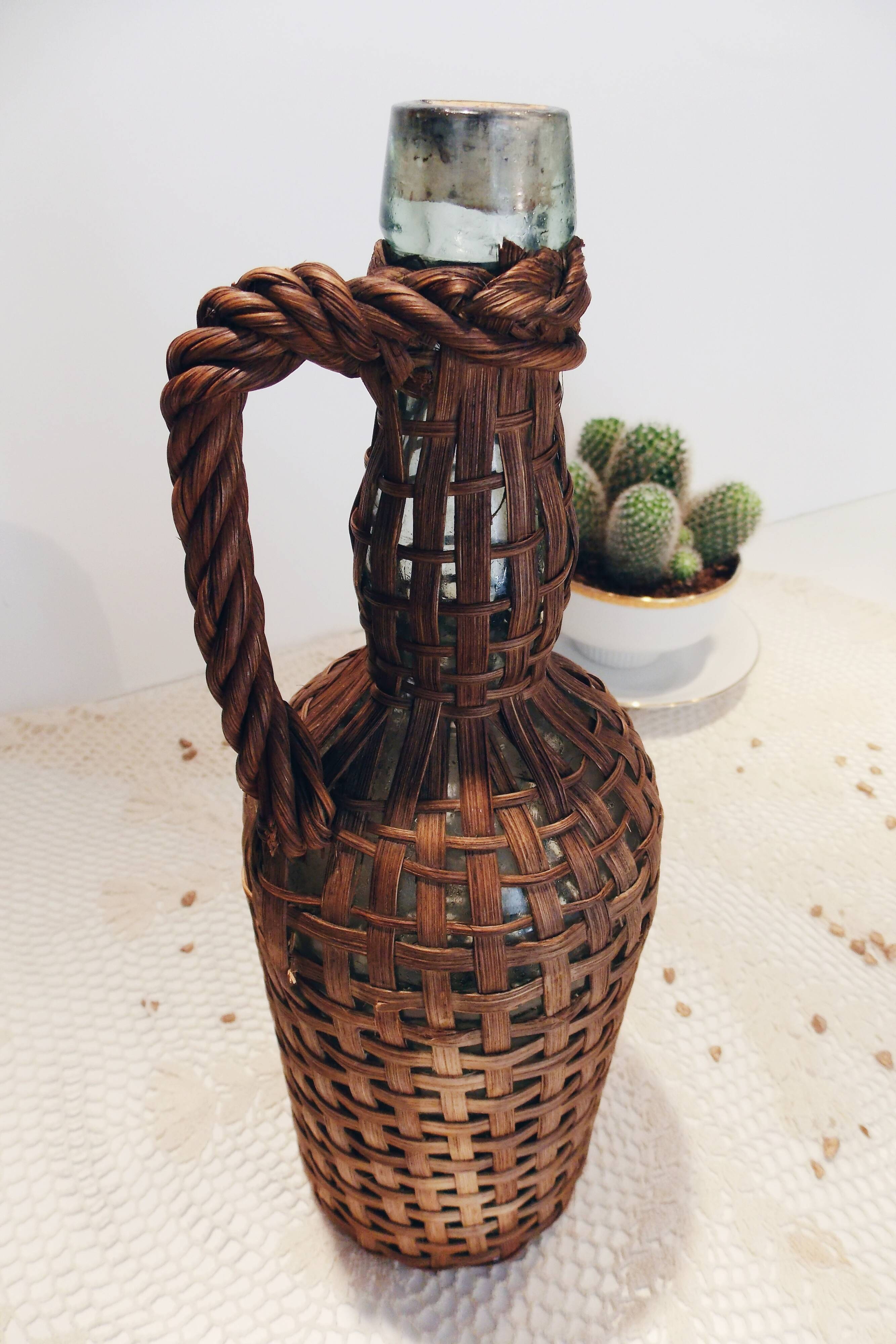 Carafe rattan vintage bottle