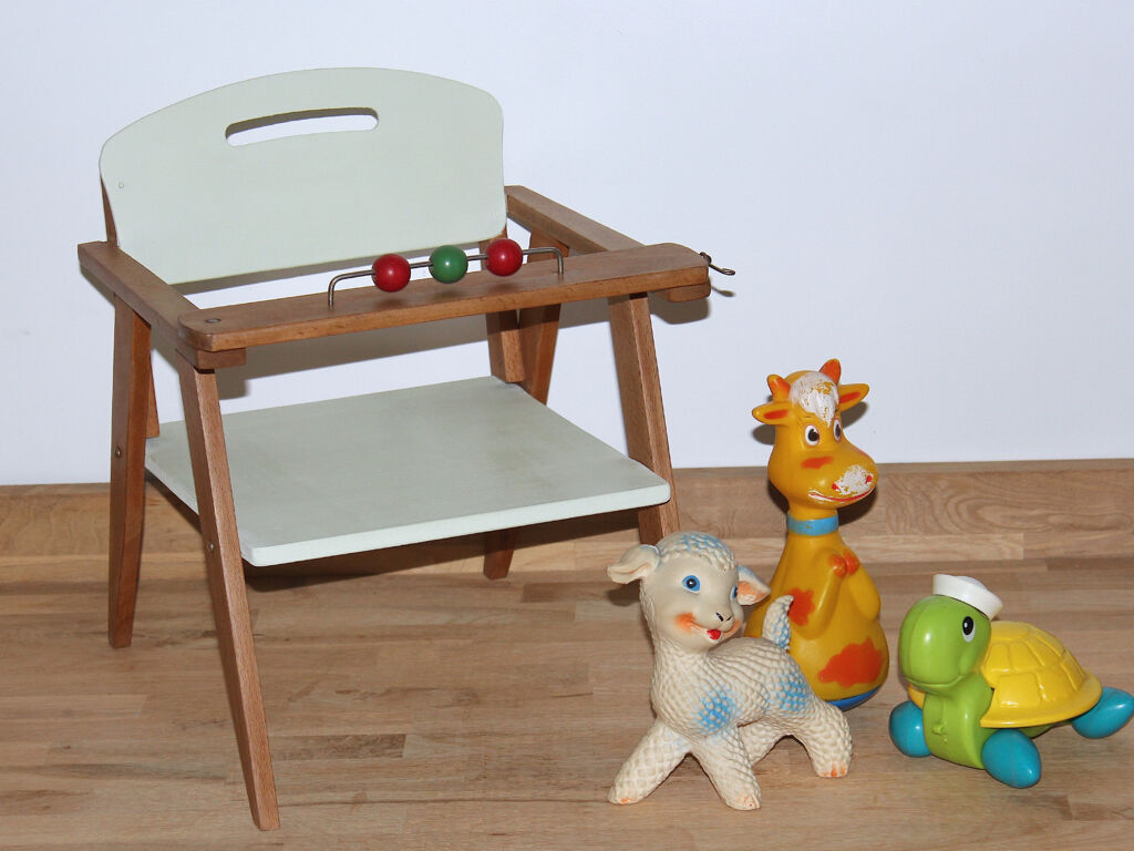 Chaise de poupée en bois vintage