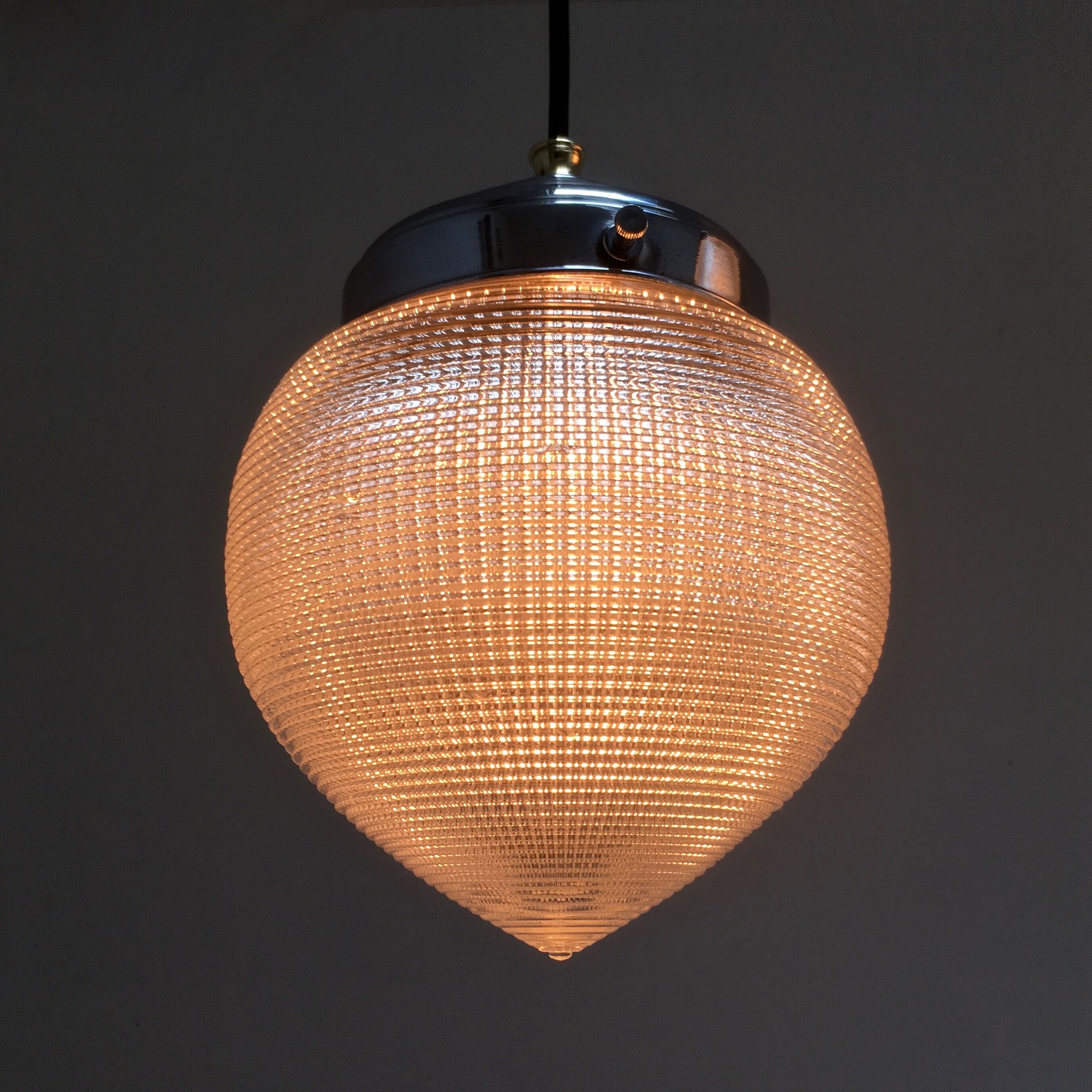 Paire de suspensions Holophane modèle goutte en verre strié circa 1940