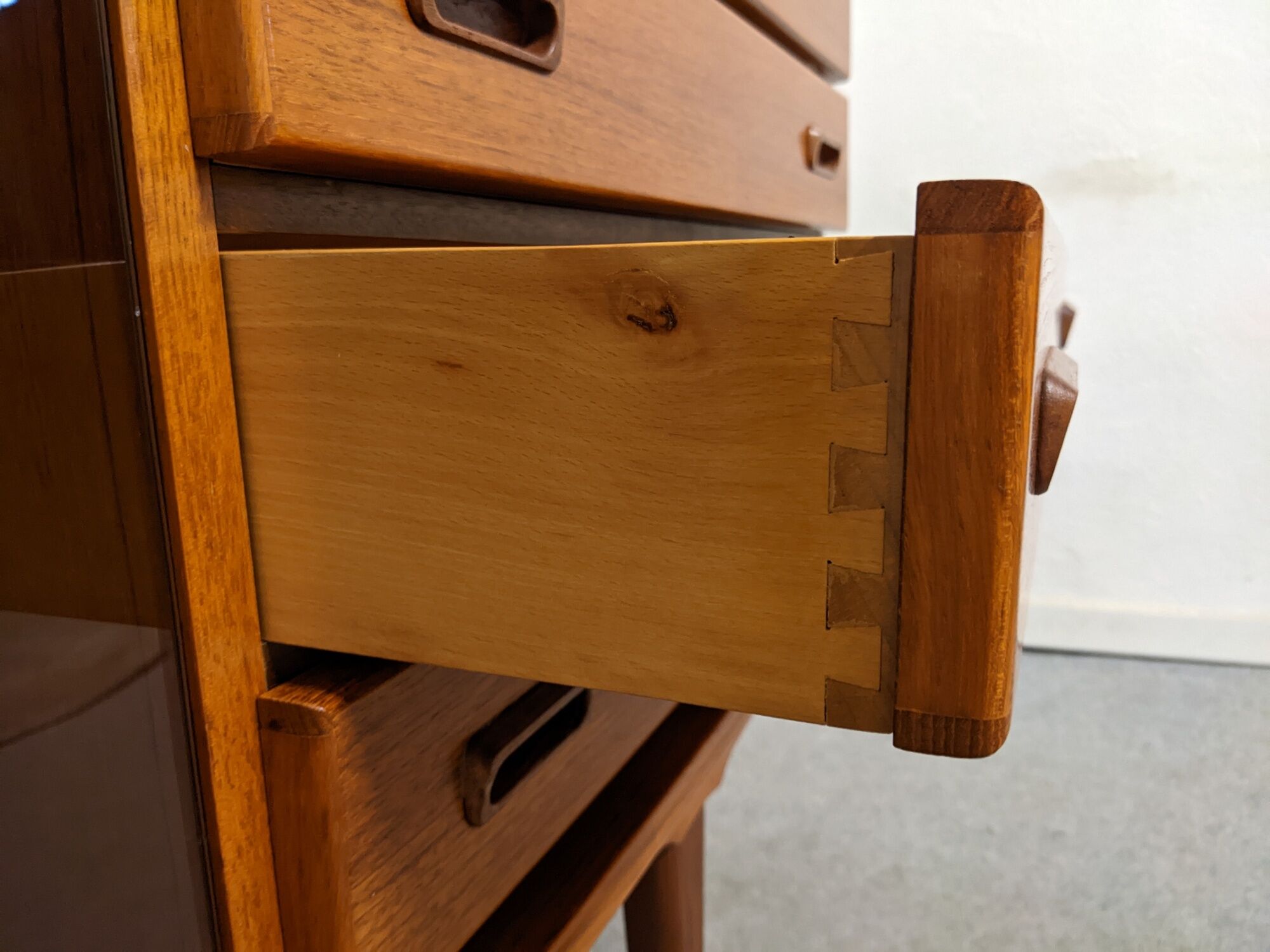 Storage cabinet showcase of the 50s-60s