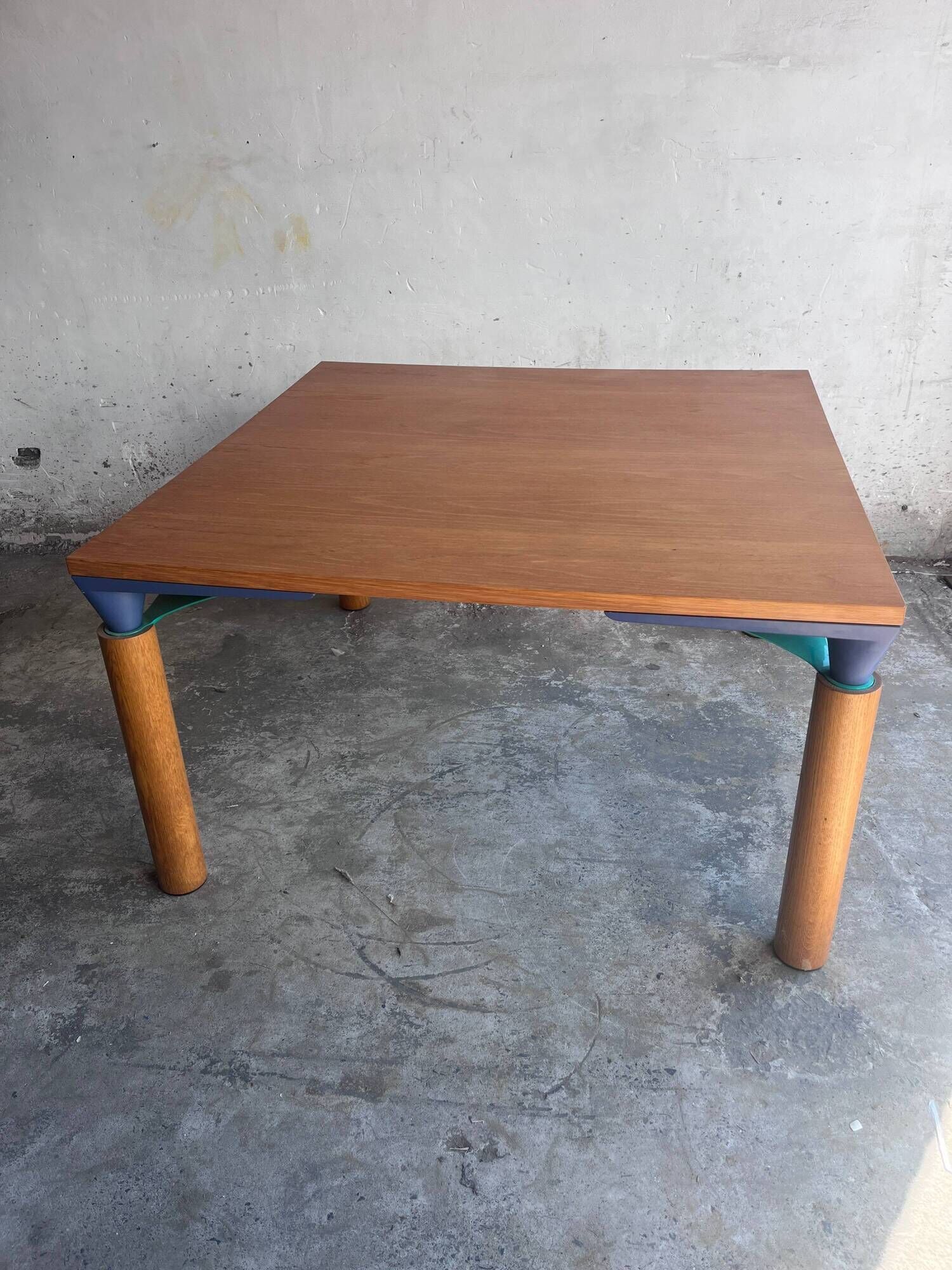 Square convertible table by Francesco Binfaré for Cassina, 1980s.