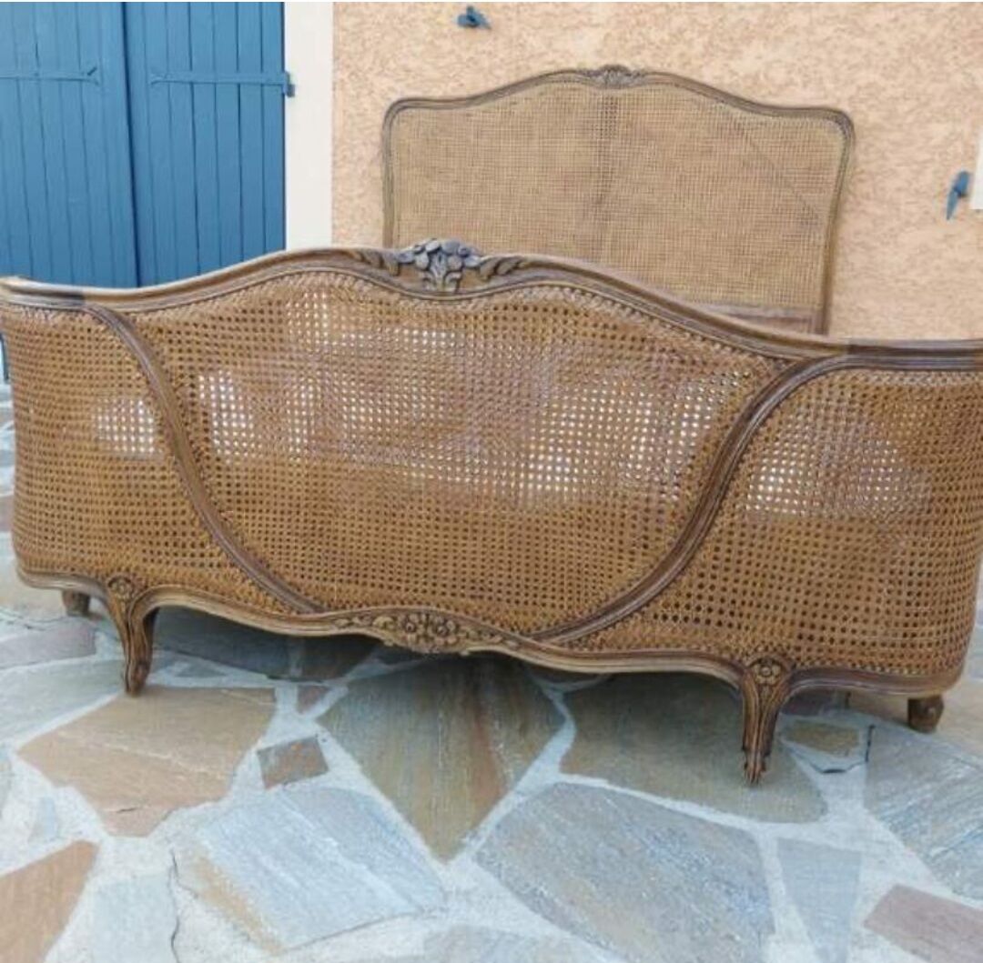 Lit with caned basket in Louis XV style.