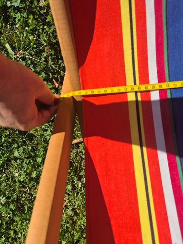 Transat chilienne vintage bois et toile a rayures rouge bleu jaune
