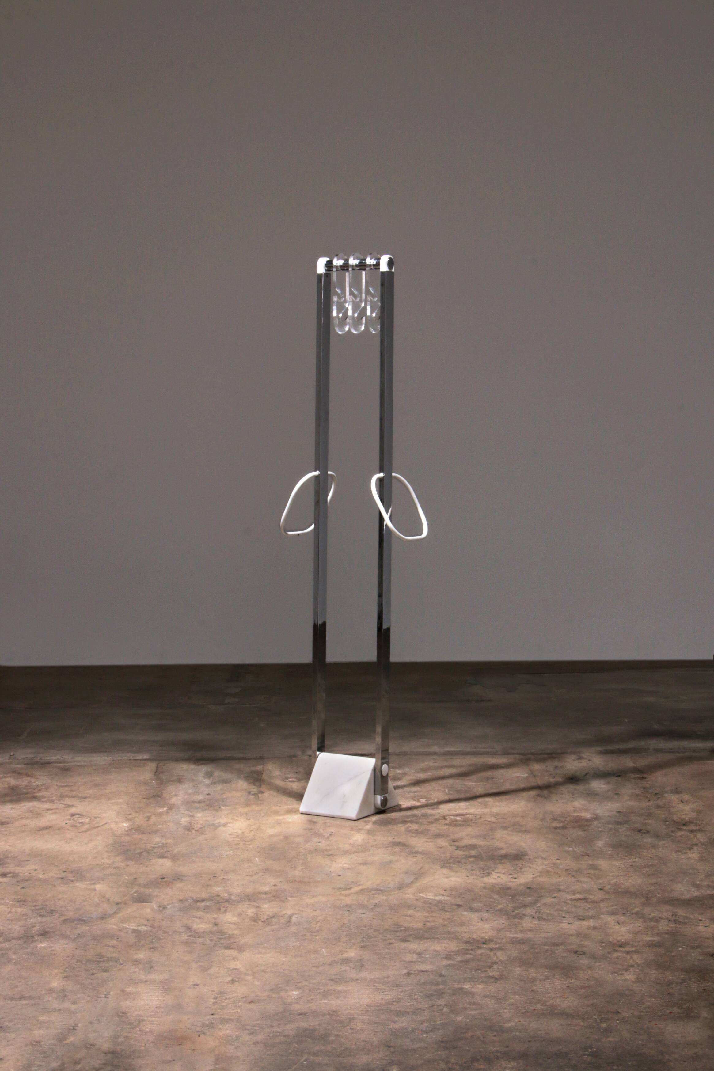Italian Design Coat rack with white marble base and chrome uprights, 1970