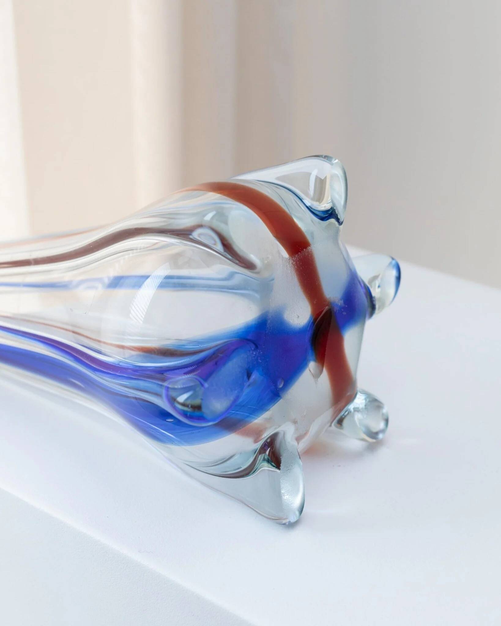 Grand vase en verre de Murano vintage, verre clair avec des détails bleus et rouges, années 1970 Italie – Soufflé à la main, base en trépied