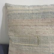 Coussin artisanal en toile ancienne style Kilim