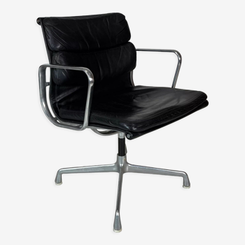 Soft Pad chair de Charles & Ray Eames édition Herman Miller