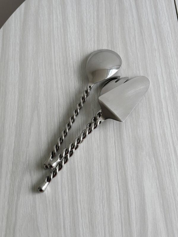 Couverts à salade et pelle à tarte en métal argenté torsadé