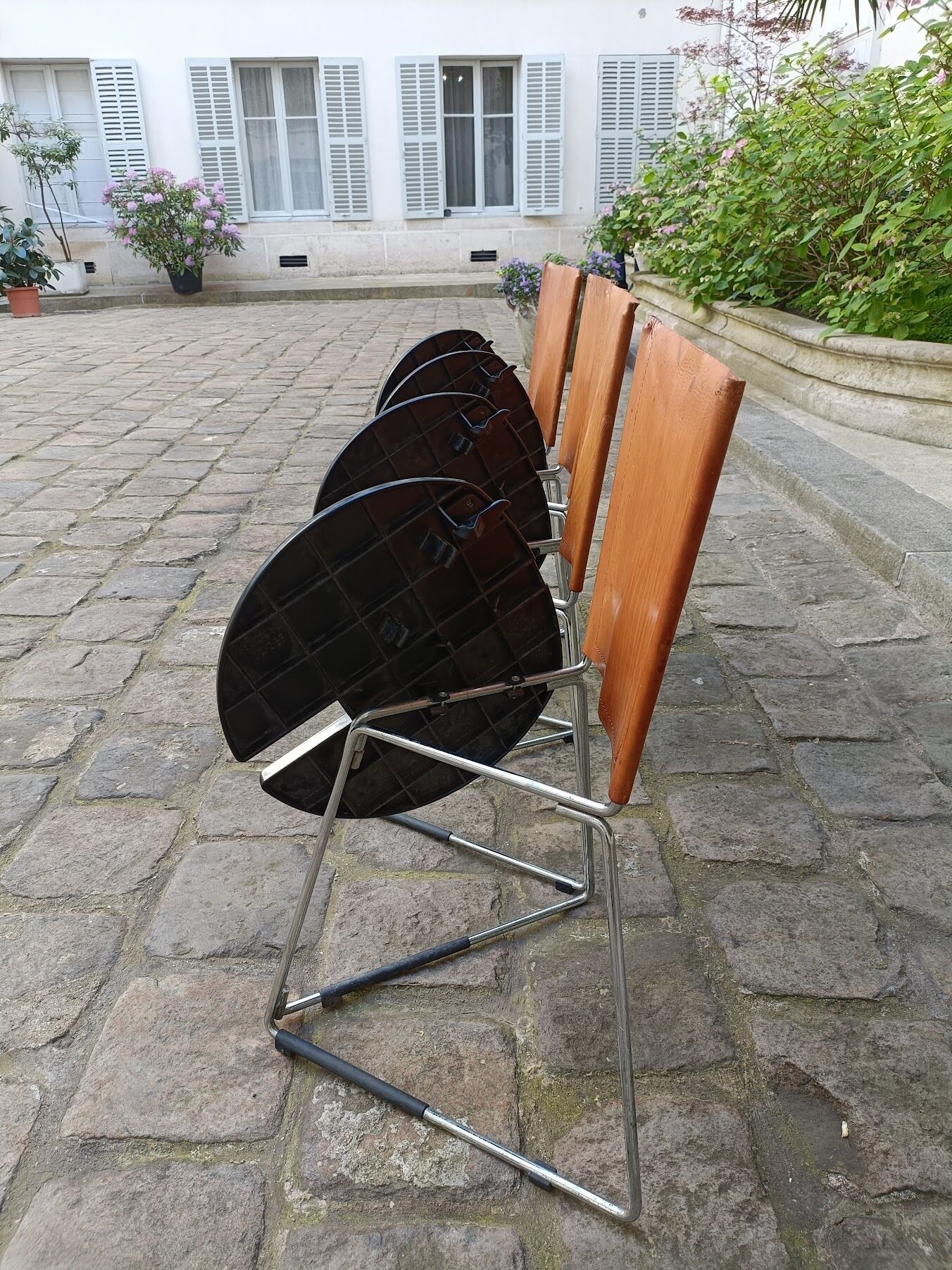 4 stackable and foldable leather chairs, Gaspare Cairoli, Edition Seccose 1980