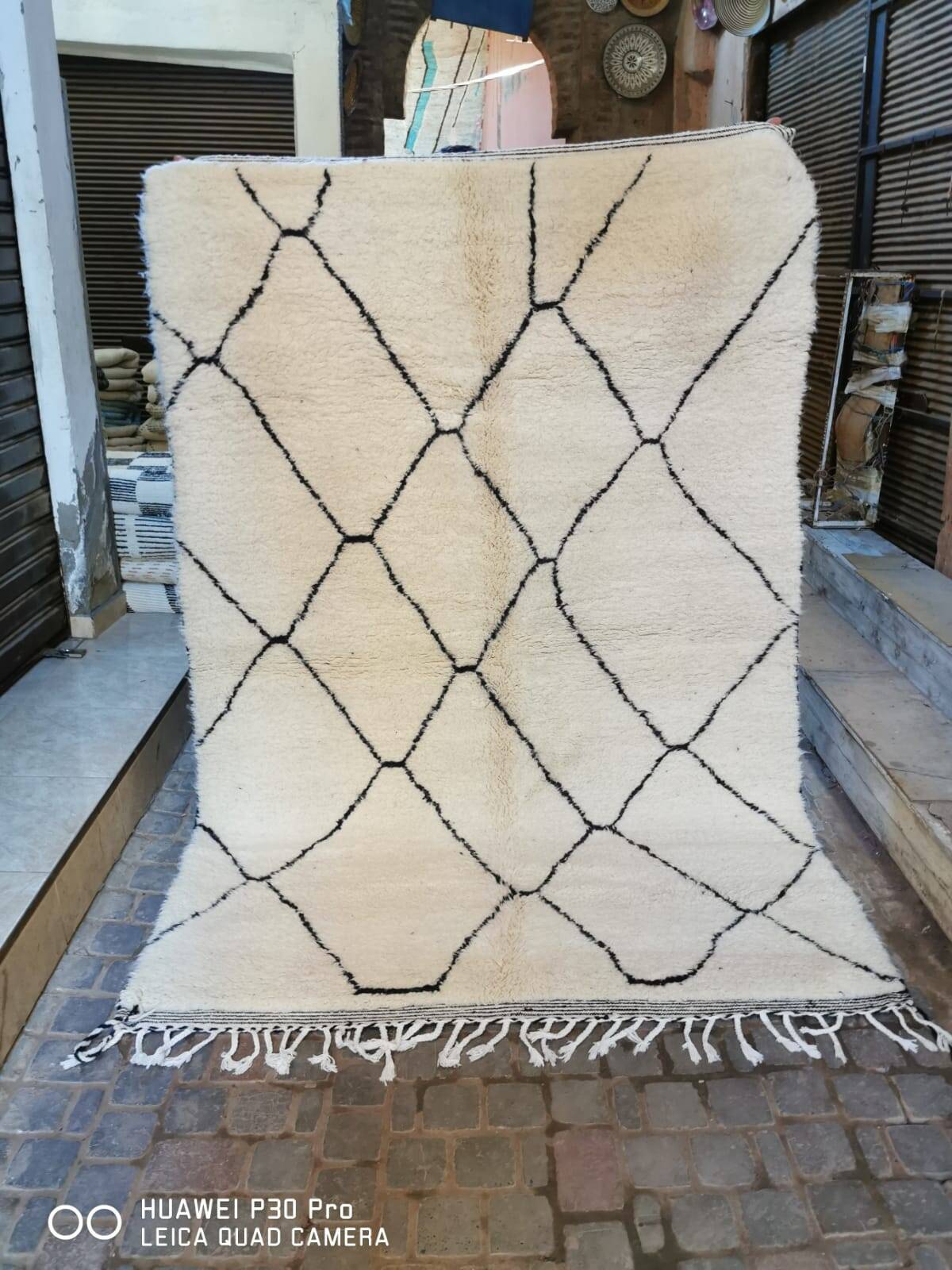 Authentique tapis berbère marocain écru et noir 3*2m