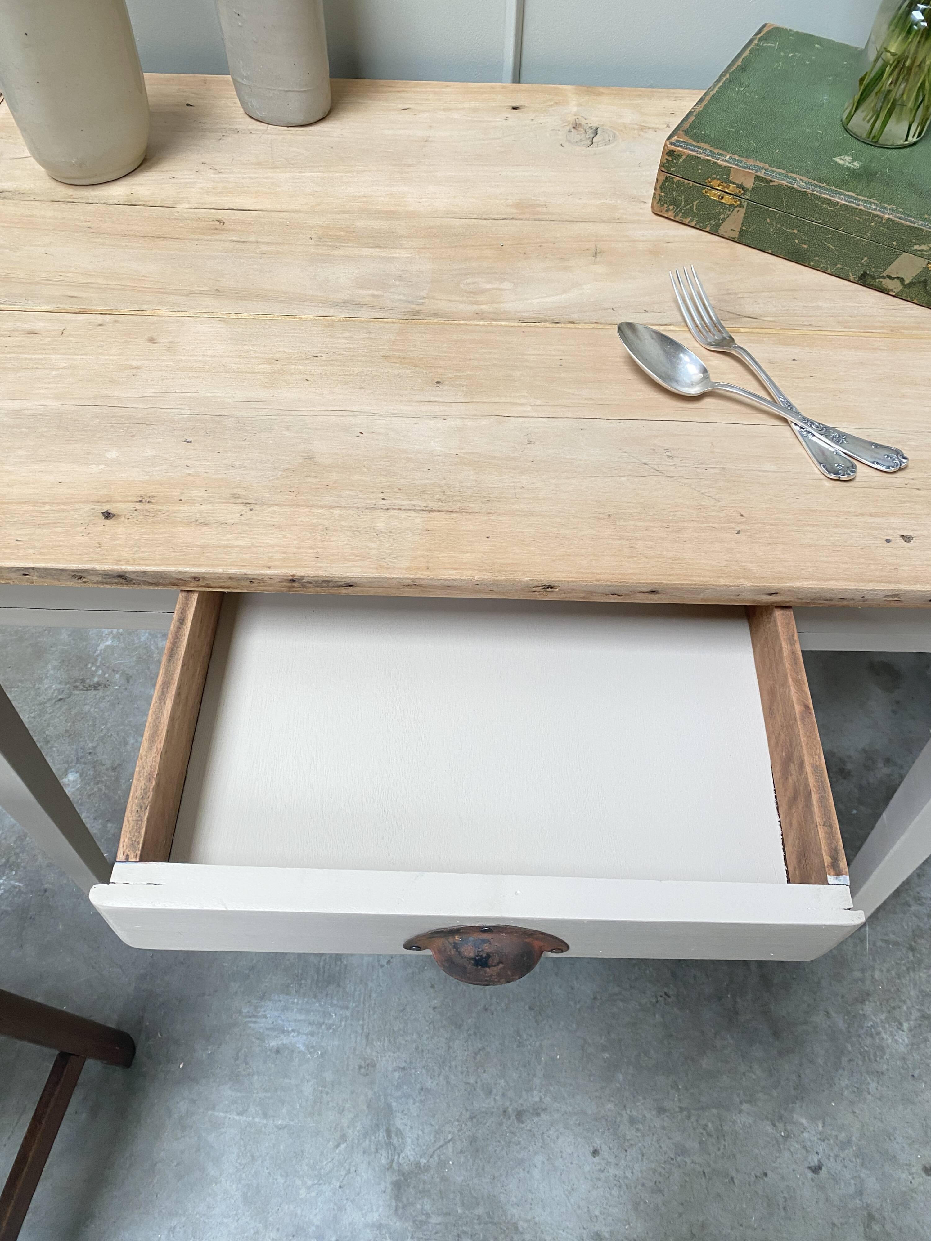 Petite table de ferme ou brureau