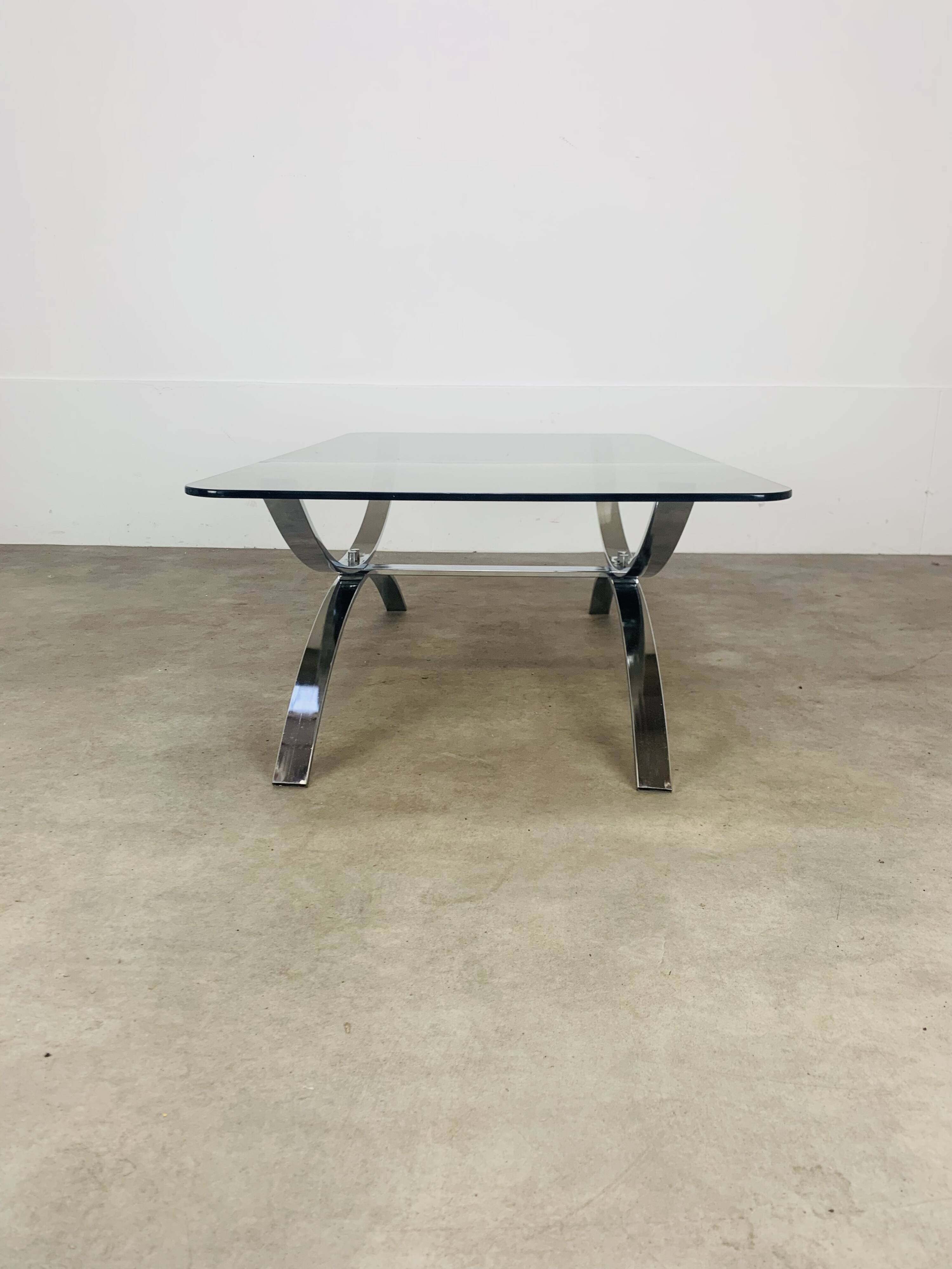 Table basse en verre fumé et chrome, années 70