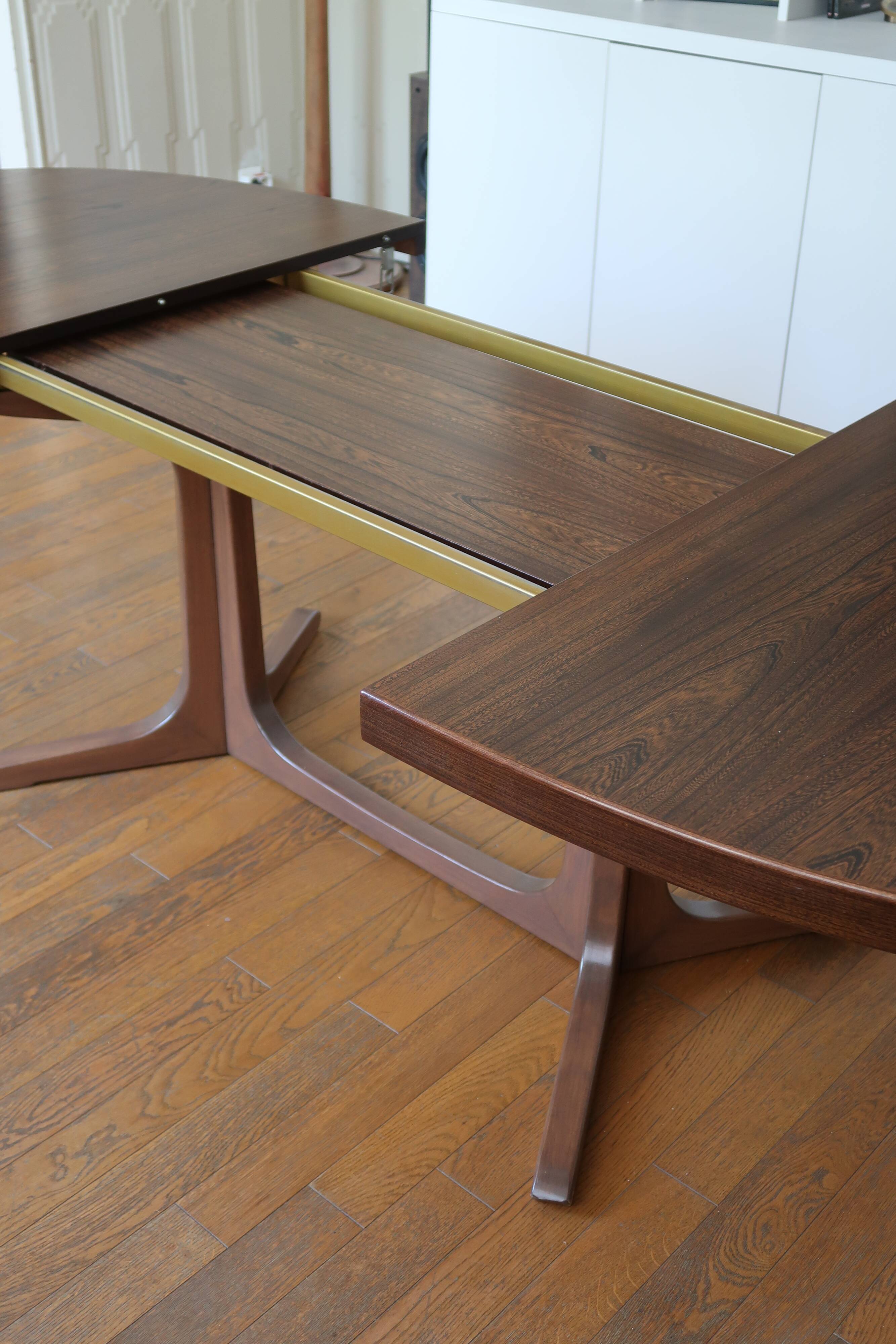 Scandinavian extendable table