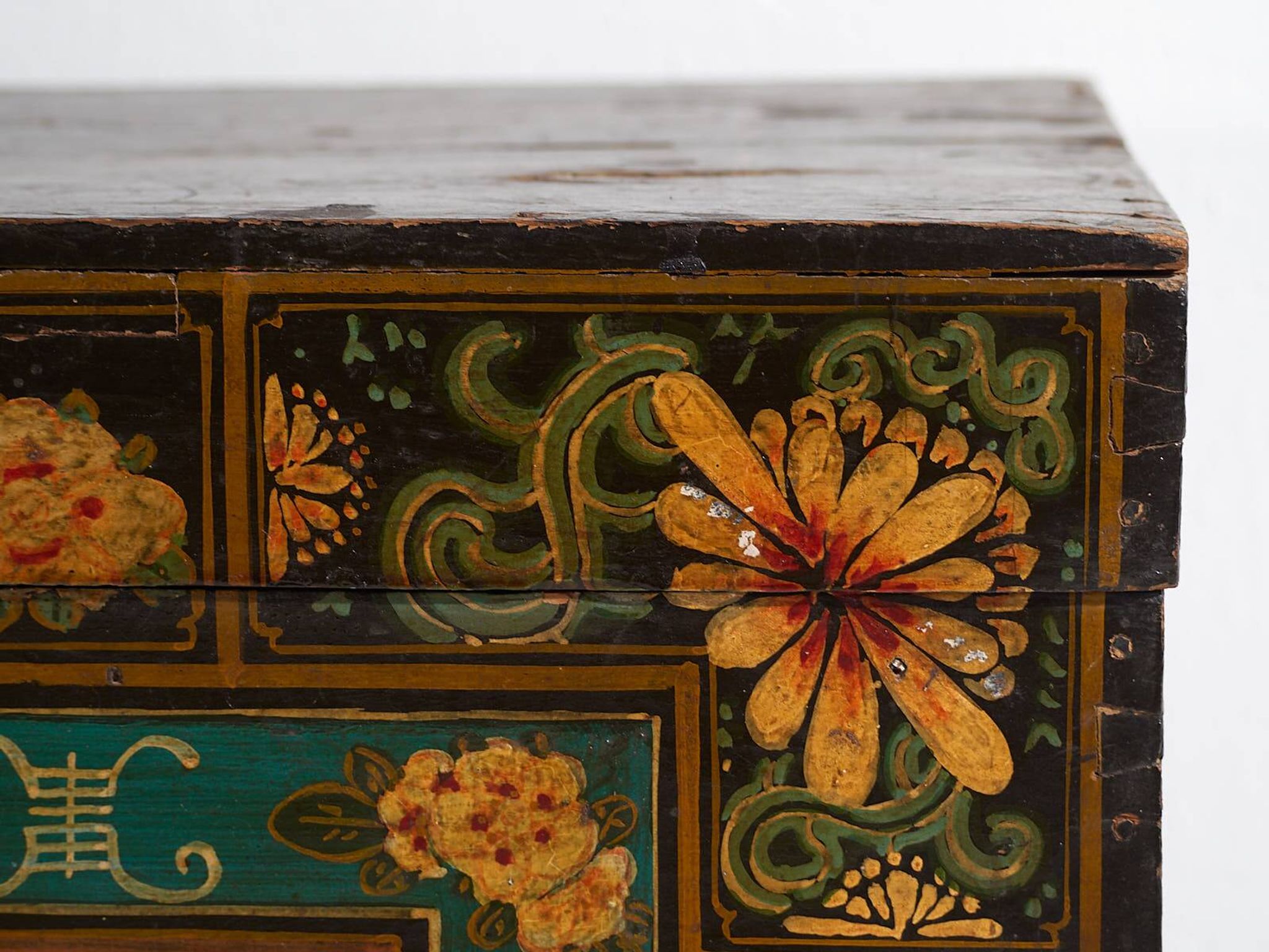 Malle chinoise ancienne de couleur foncée avec des motifs floraux (c.1900) #2