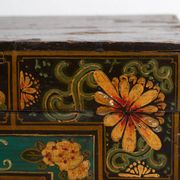Malle chinoise ancienne de couleur foncée avec des motifs floraux (c.1900) #2