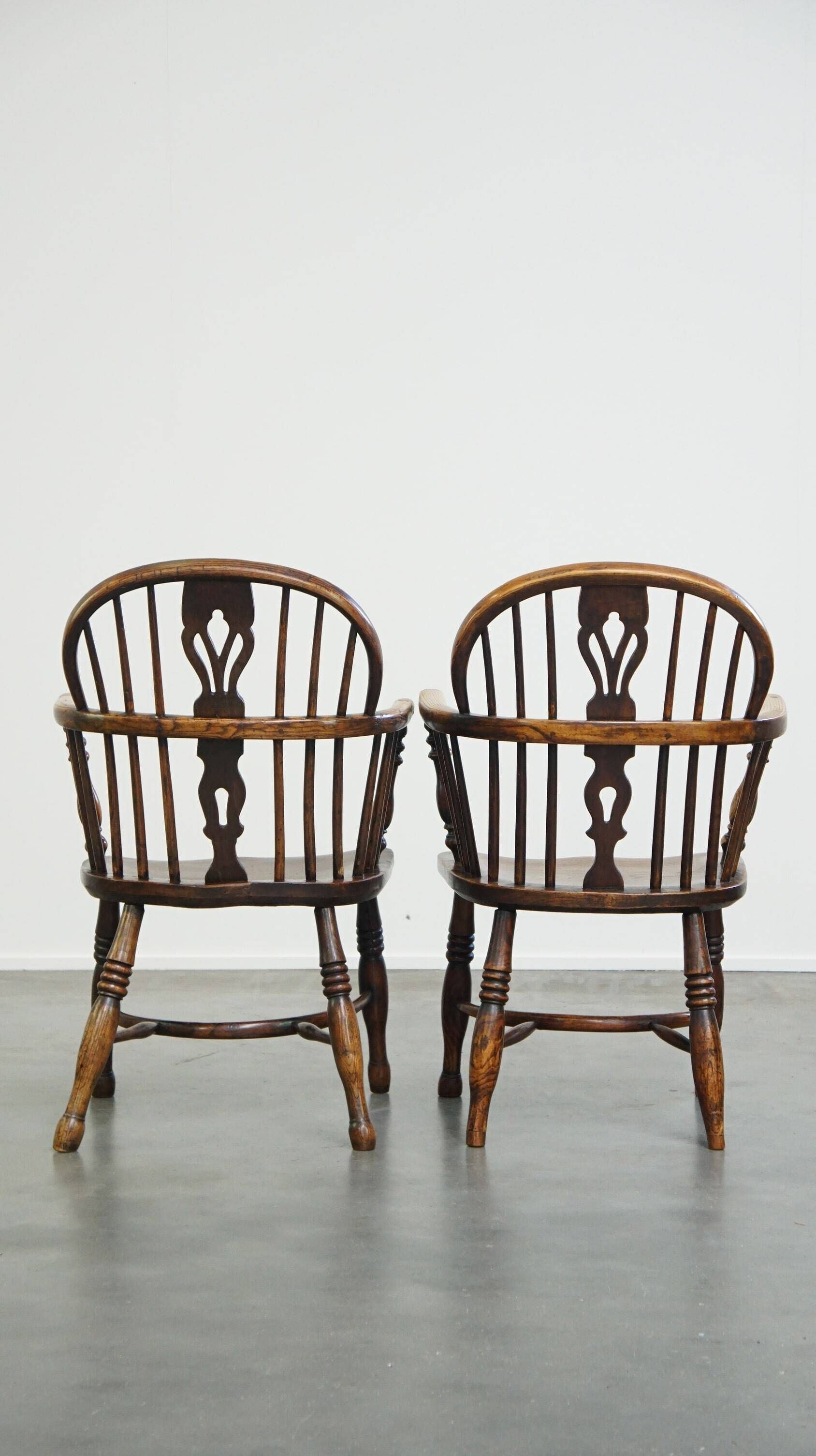 Set of 2 beautiful antique 18th-century English lowback Windsor dining chairs
