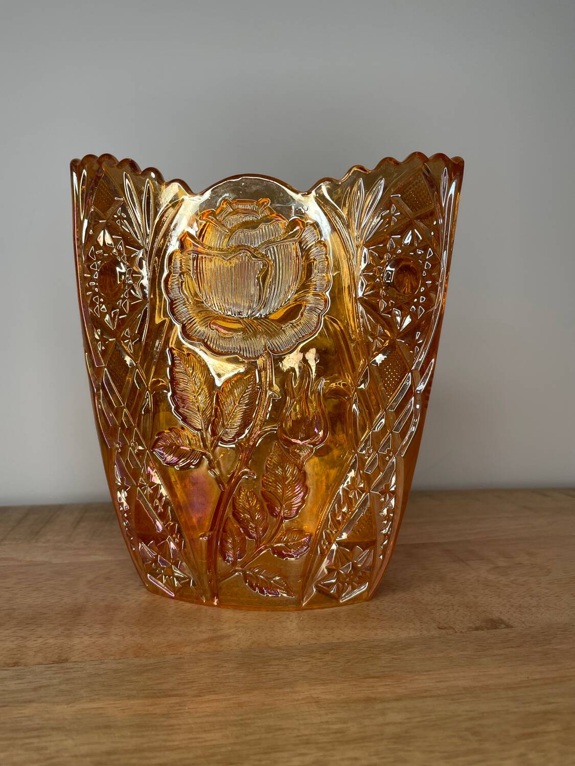 Pair of garden rose vases made of Brockwitz carnival glass, 1915