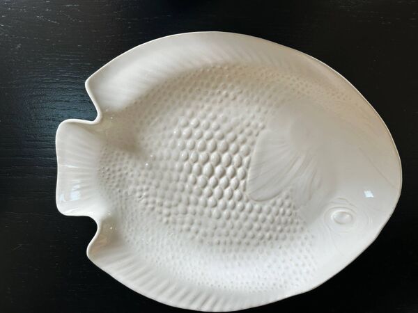 Service d'assiettes et plat en porcelaine poisson