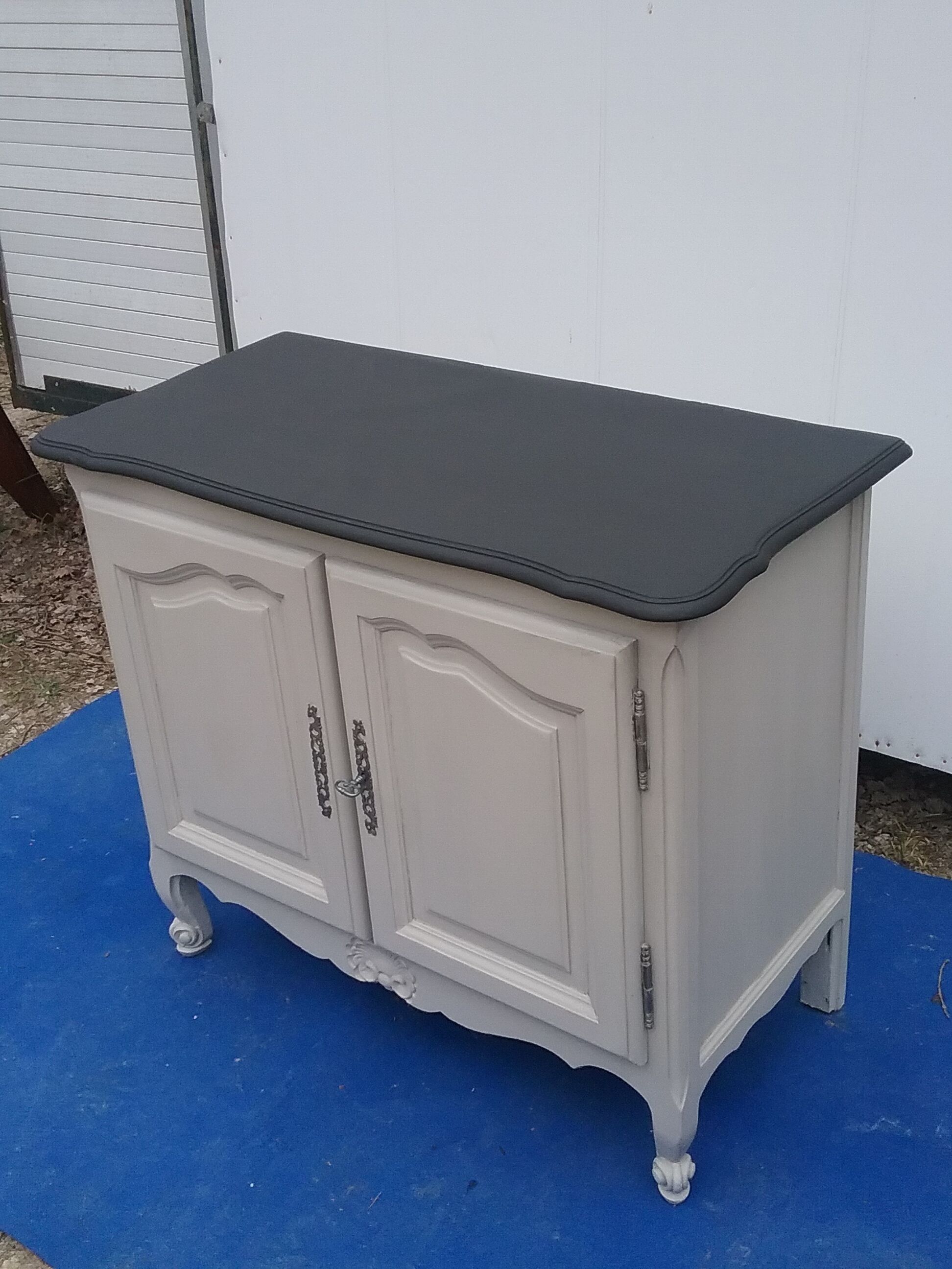 Sideboard style Louis XV light gray