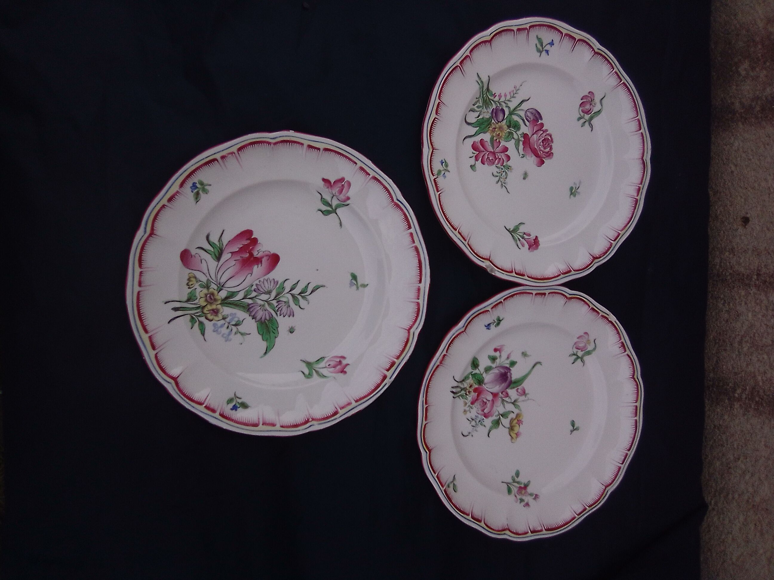 3 plates in opaque porcelain of Lunéville diam 22 cm