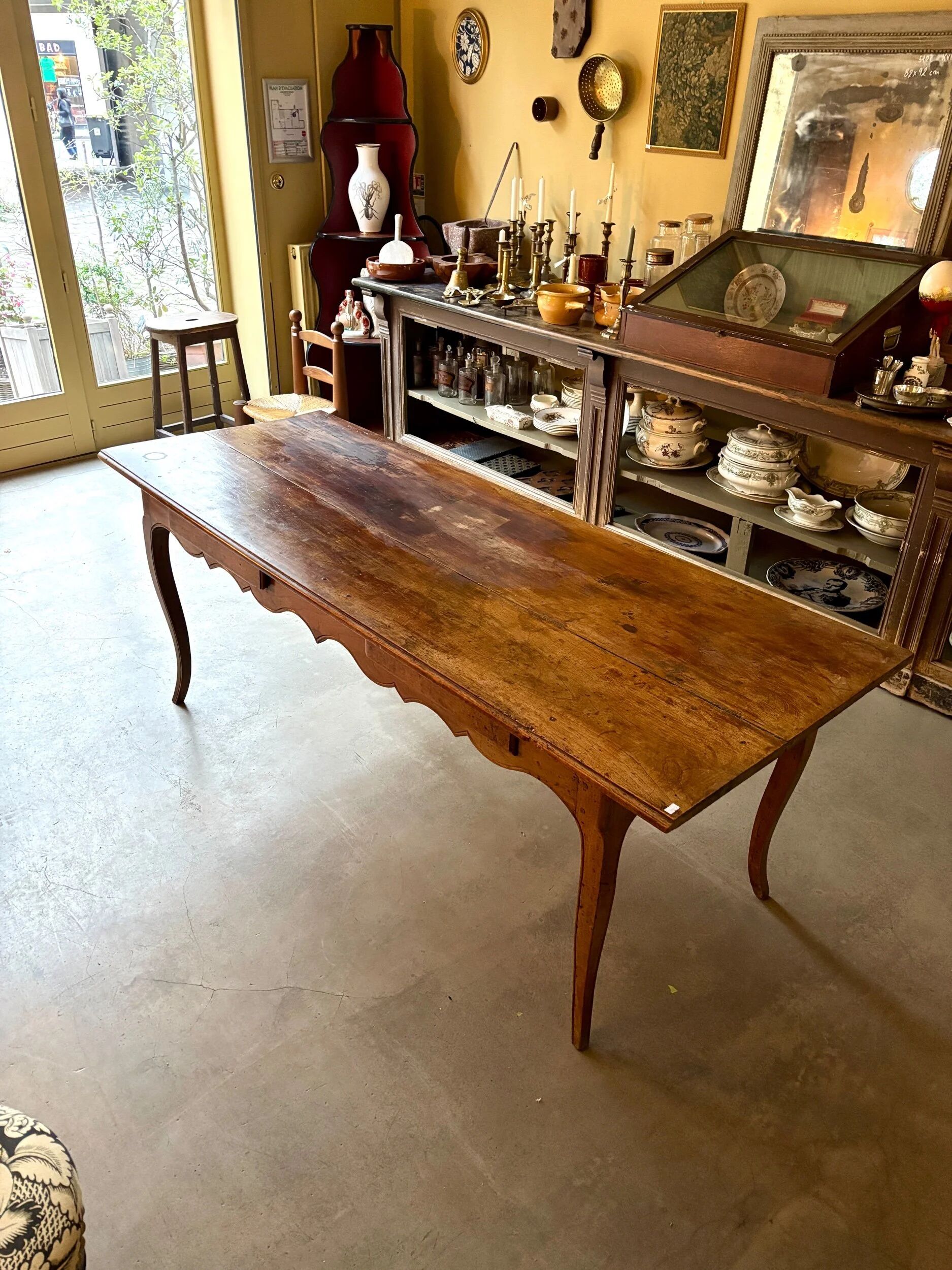 Dining table with 2 drawers in walnut, Louis XV period, 18th century. ☐ 188 x 70 cm
