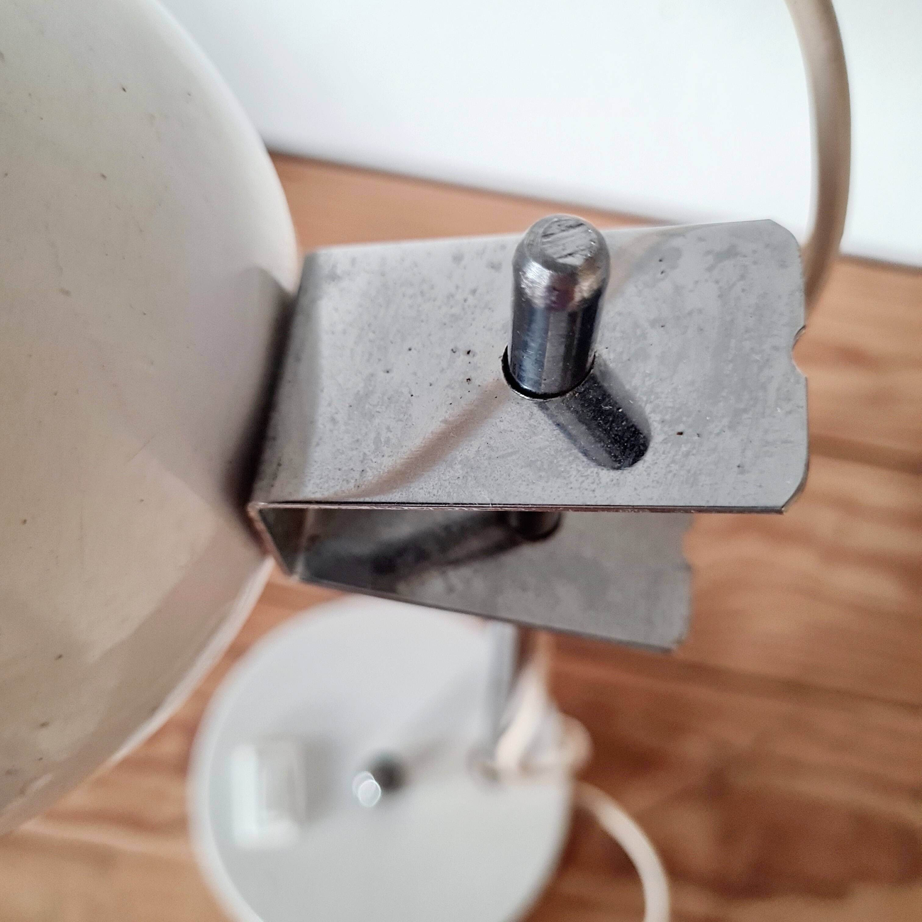 Small vintage Space Age desk lamp in white metal, 1970s design.
