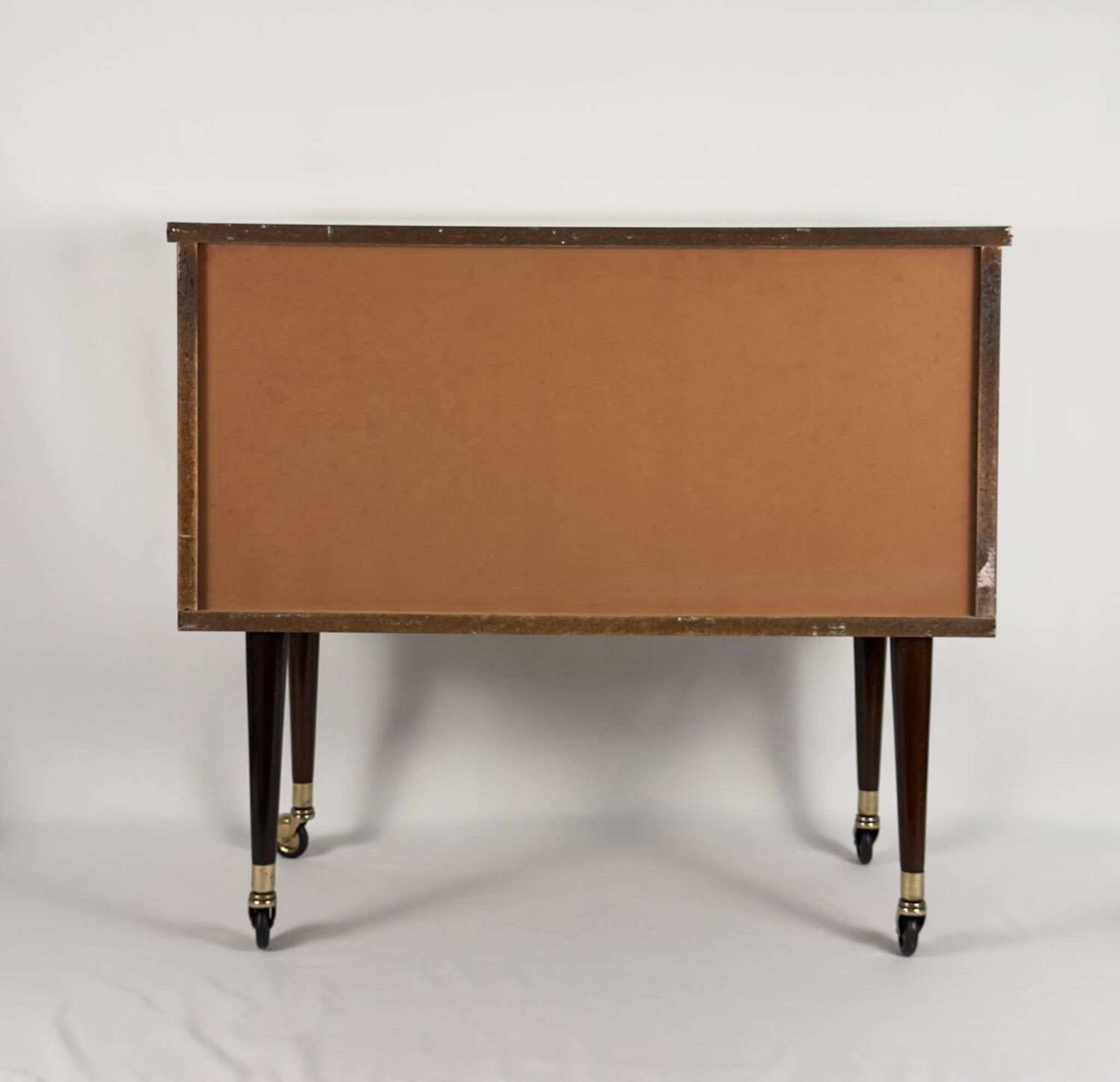 Meuble bar moderne du milieu du siècle sur roulettes en laiton – années 1960