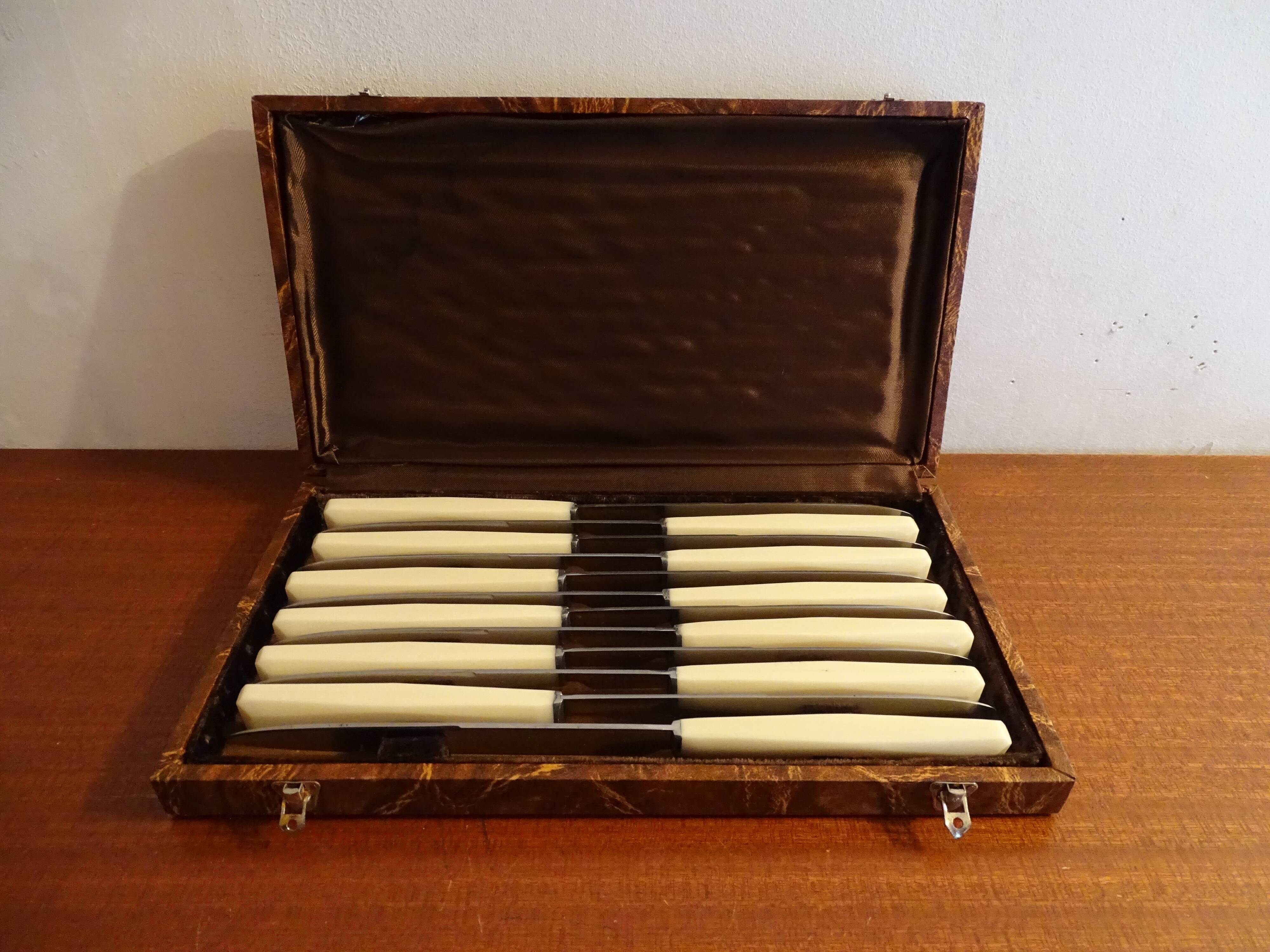 12 knives handled in Art Deco bone 1930 in case
