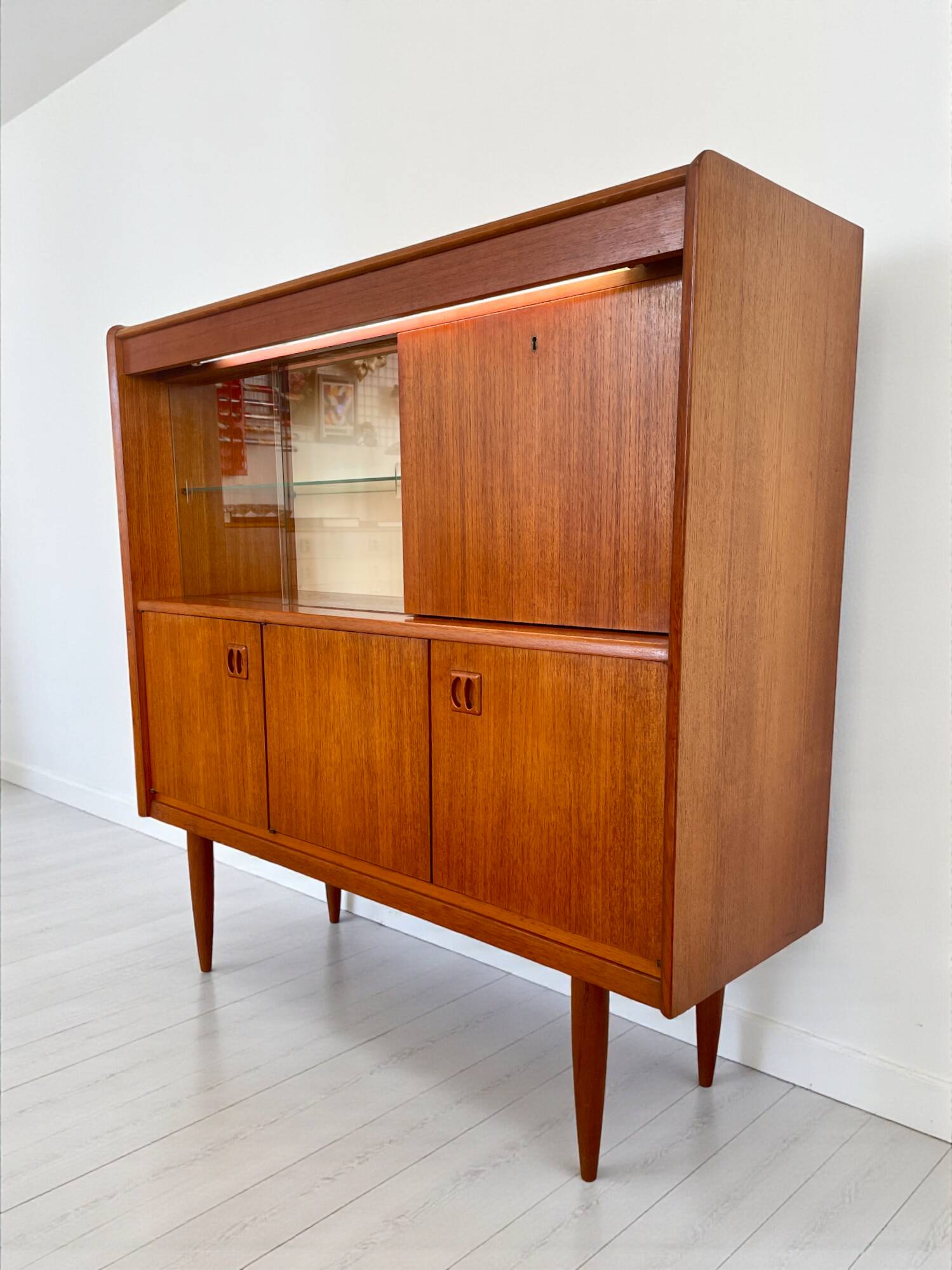 Vintage teak display cabinet / bar cabinet