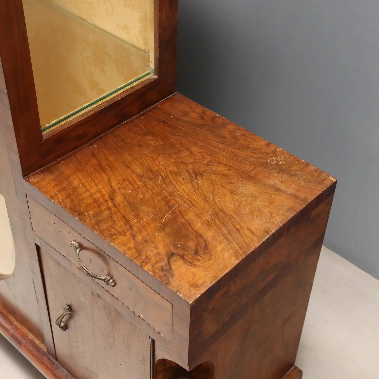 Vintage display cabinet in burl veneer, design, Italy, 1920s-1930s