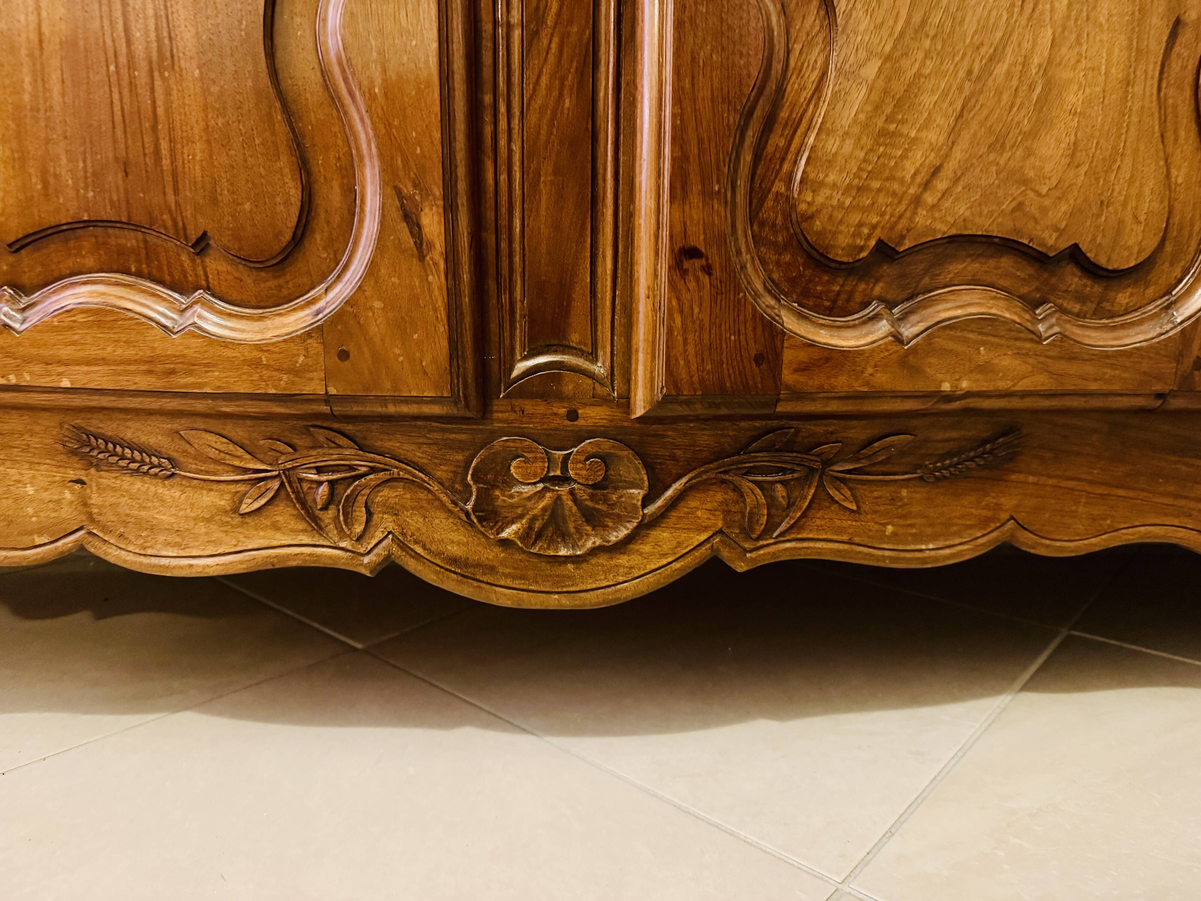 Magnificent two-body sideboard in carved walnut, Louis XV style.