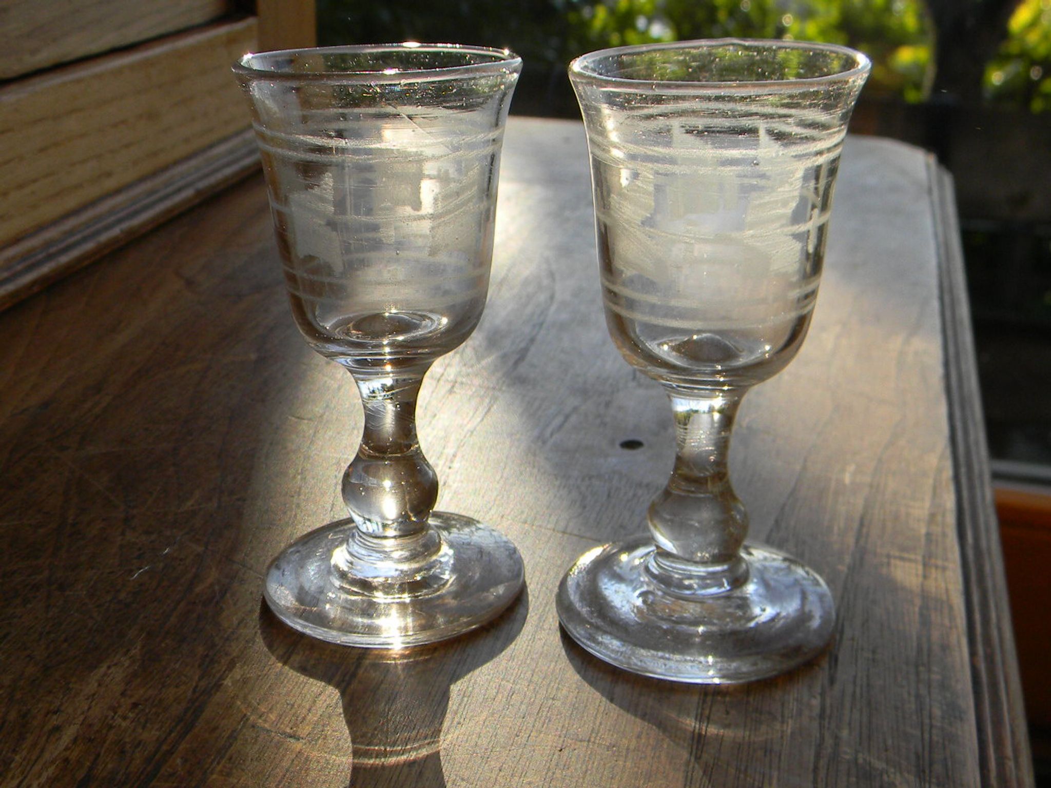 Set of 8 acid-engraved glass liquor glasses