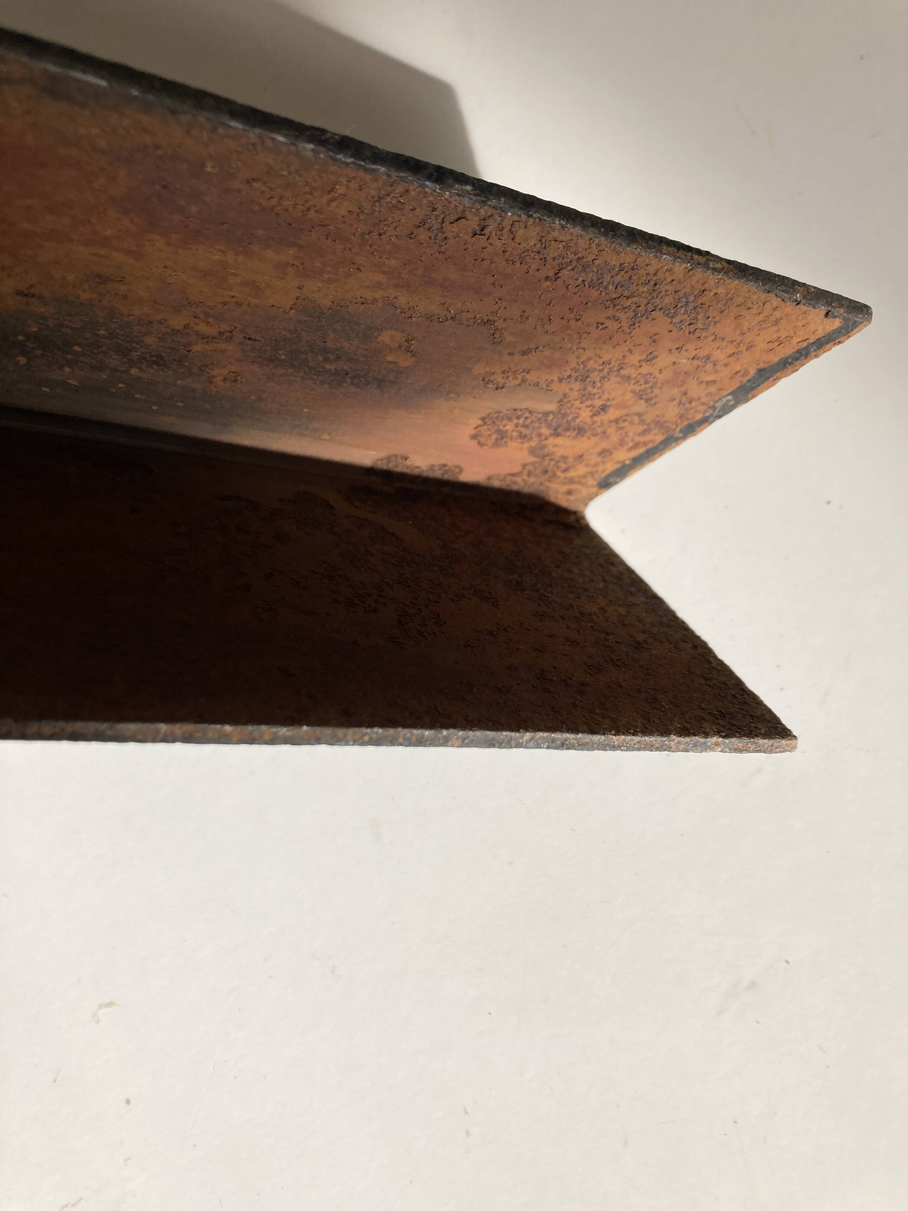 Paire de chenets modenistes en fonte 1950