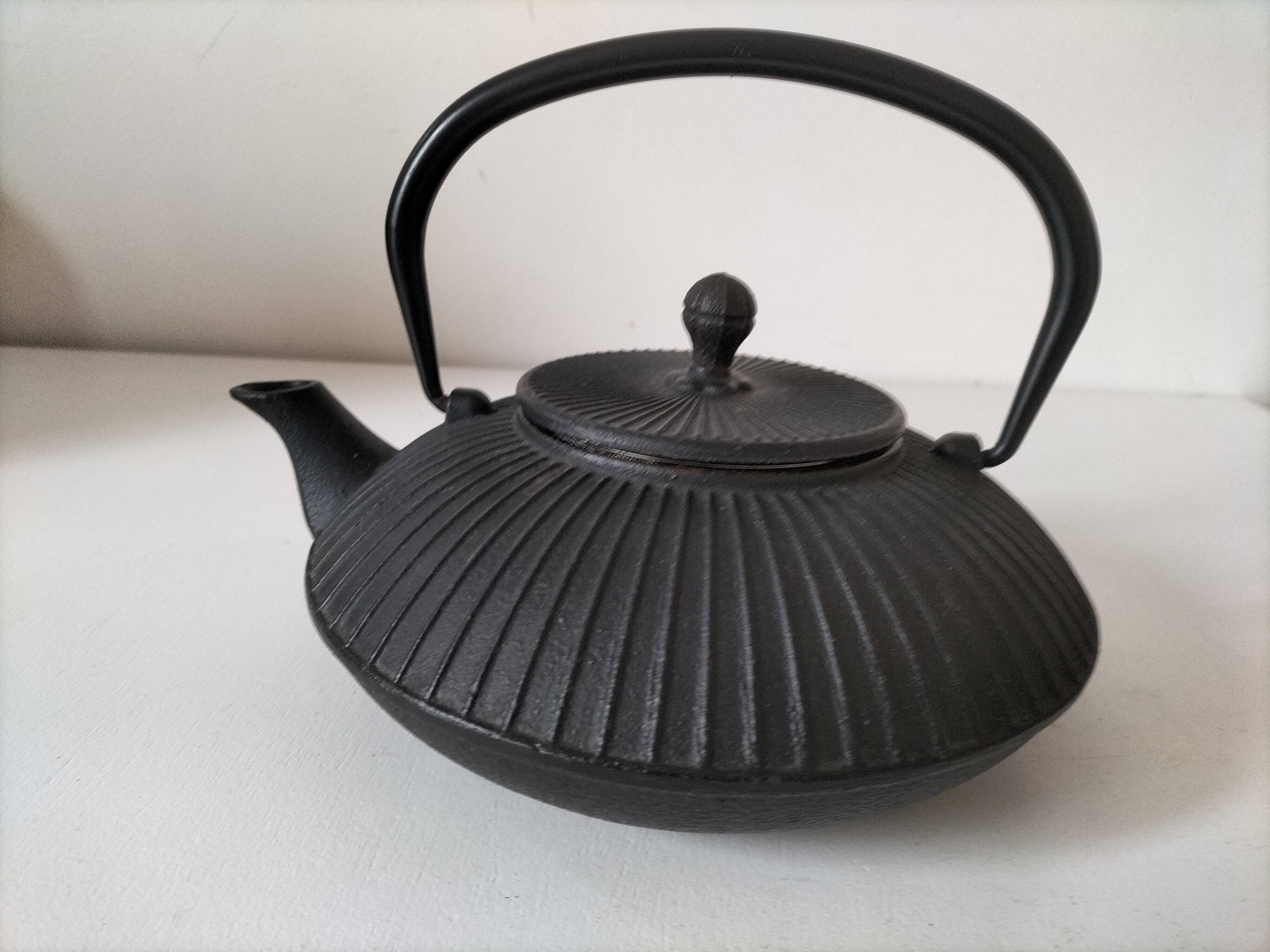 Black grooved cast iron teapot – Japanese Zen style