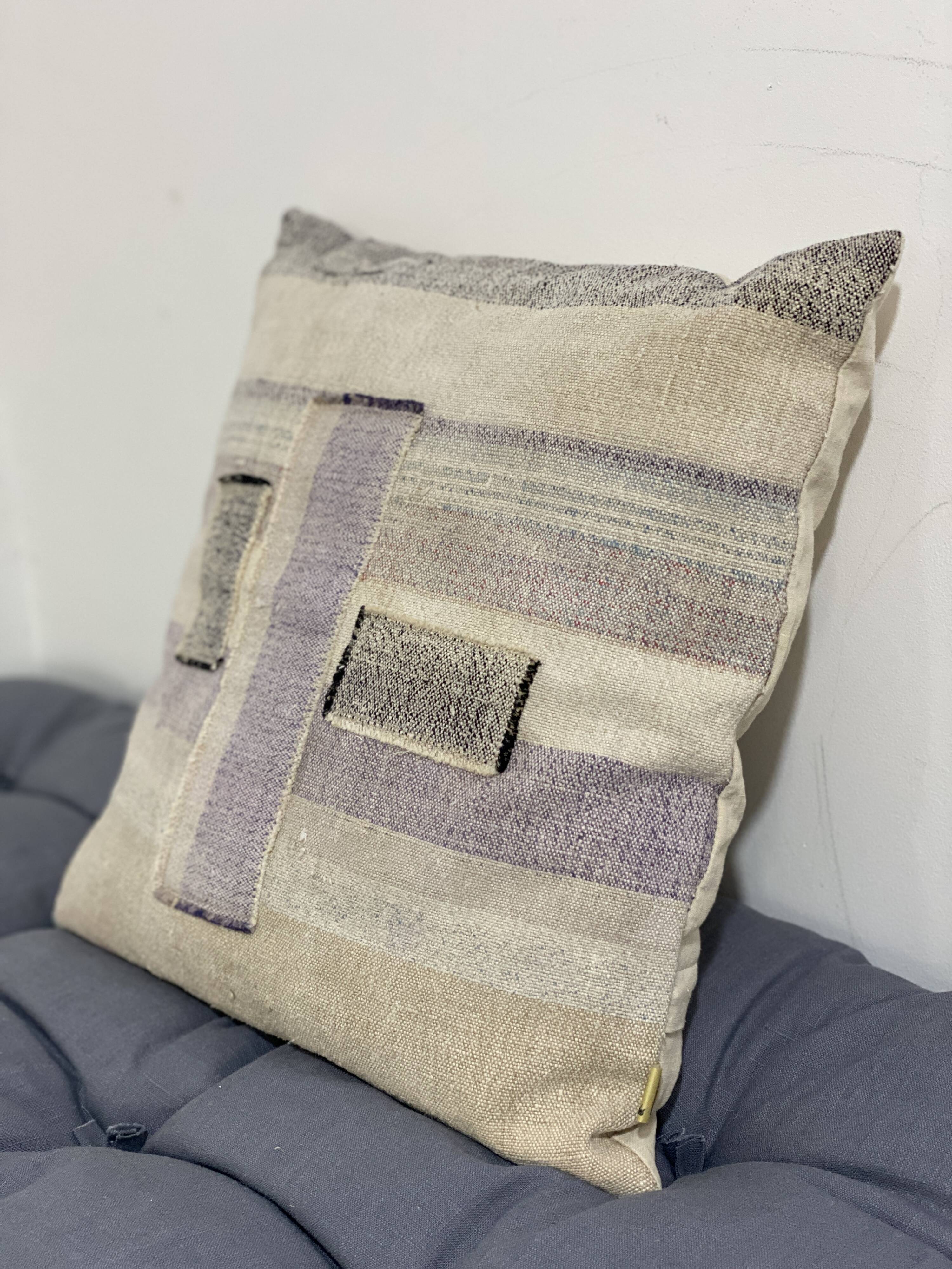 Coussin en toile ancienne style Kilim