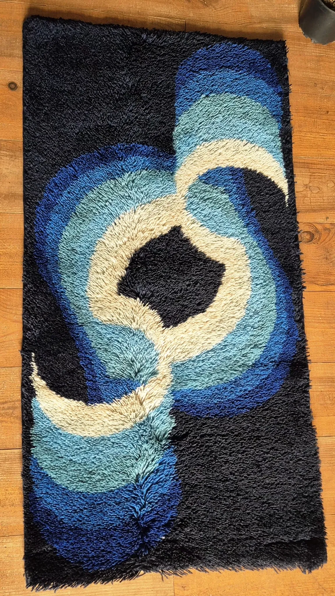 Vintage blue Space Age carpet from the 1970s in long pile wool.