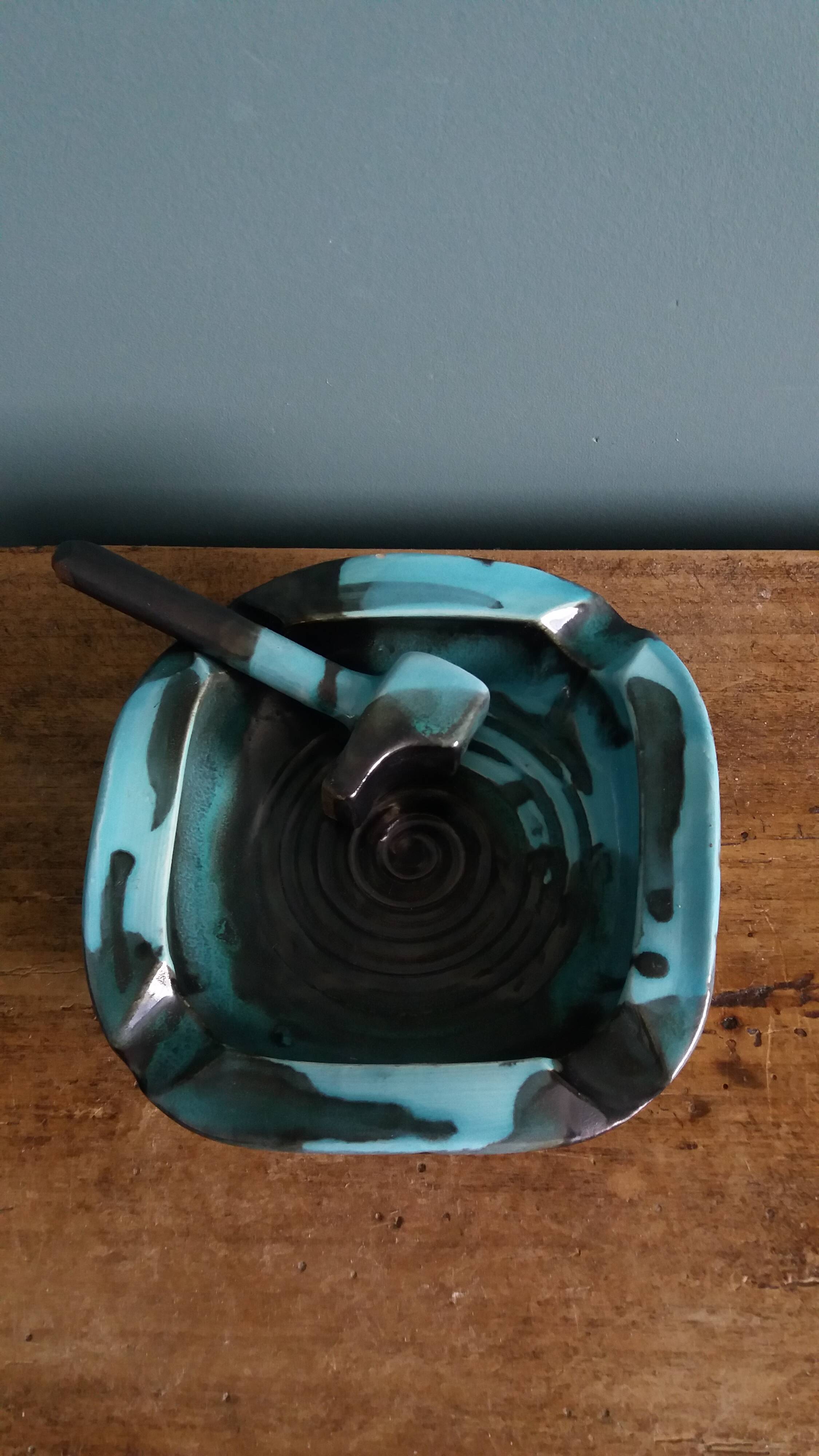 Ashtray signed by André Chaudemanche at Mezeray in Malicorne clay.
