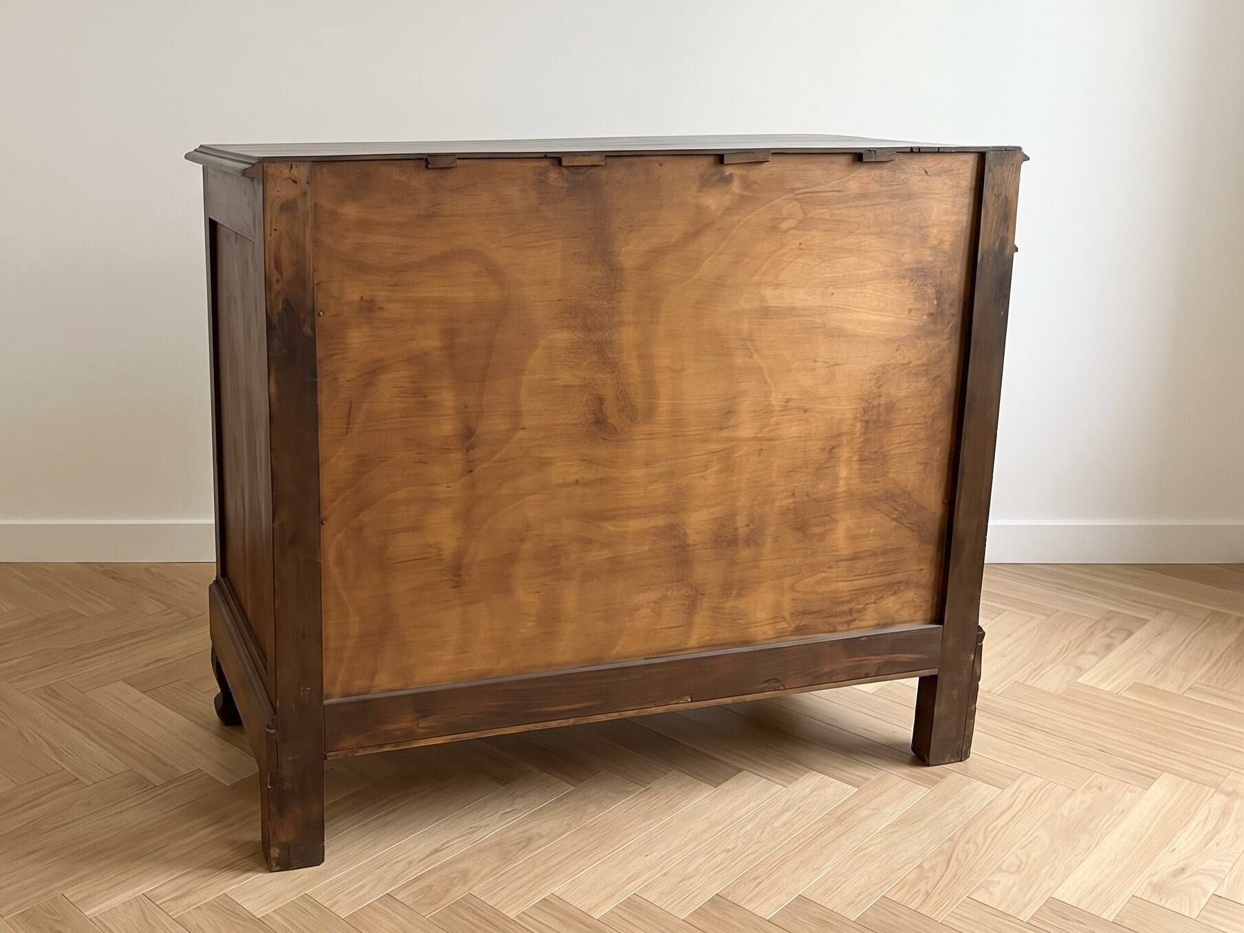 Commode ancienne en bois massif