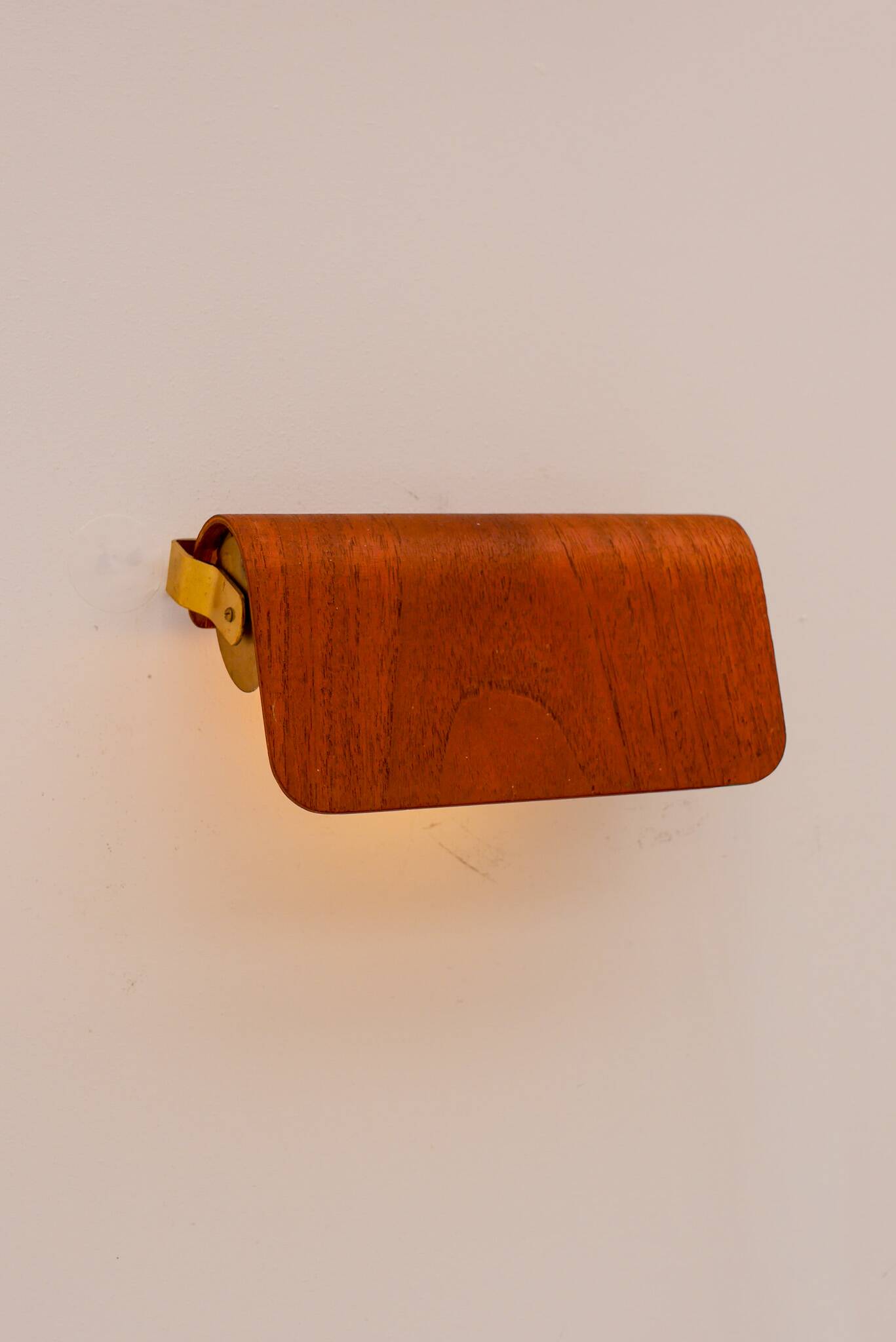 Applique en teck vintage. Design scandinave classique du milieu du siècle moderne.