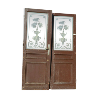 Separation doors with engraved glasses