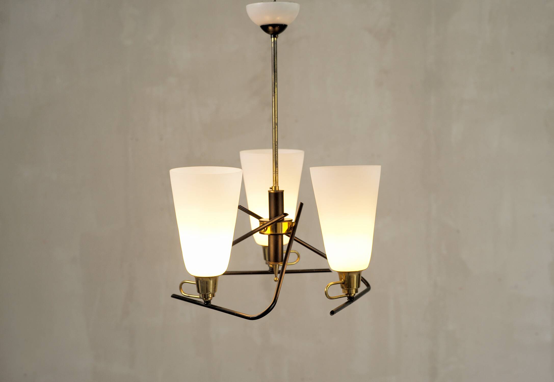 Italian chandelier with three opalines, 1950