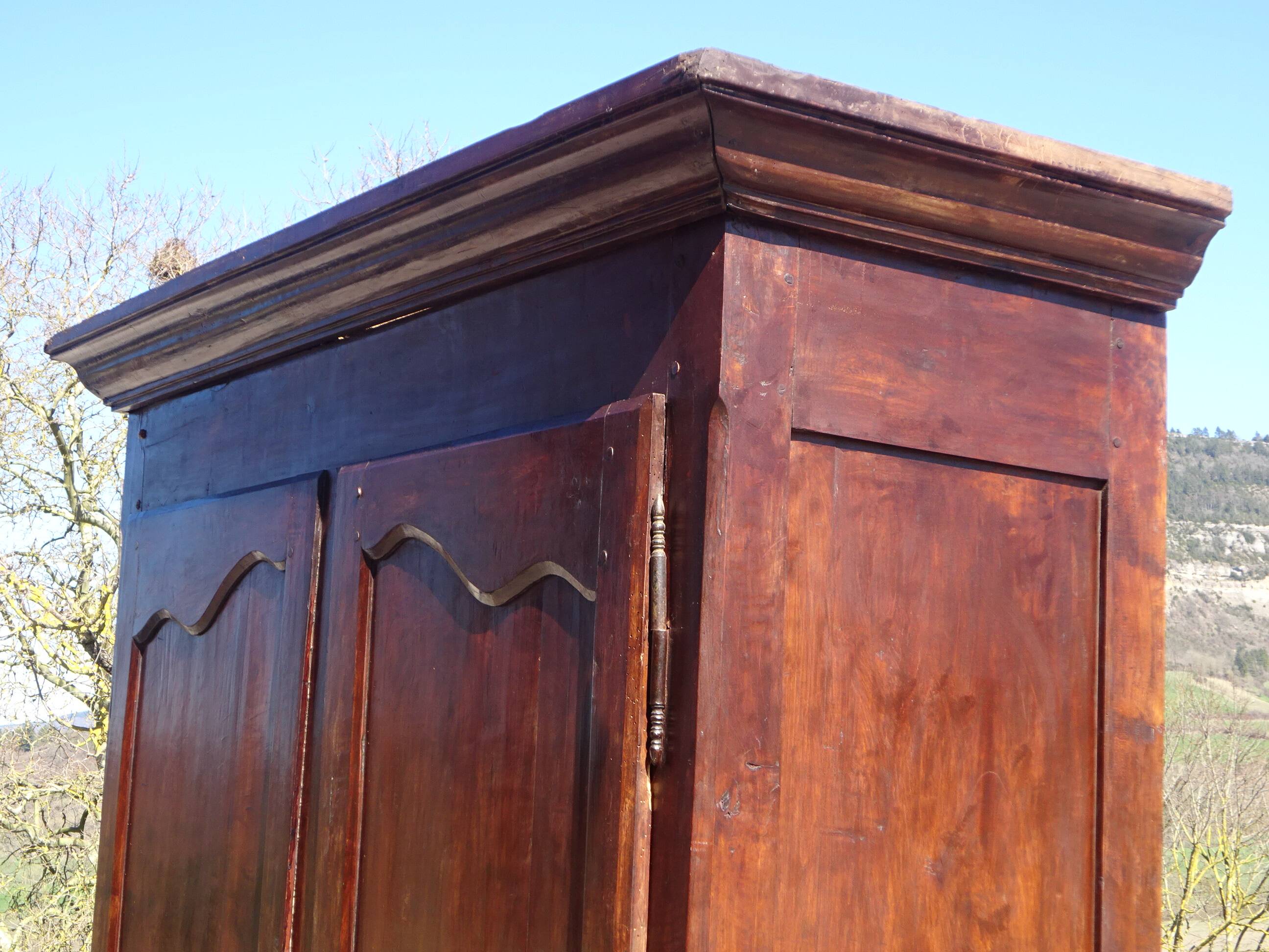 Armoire Louis Philippe en noyer massif