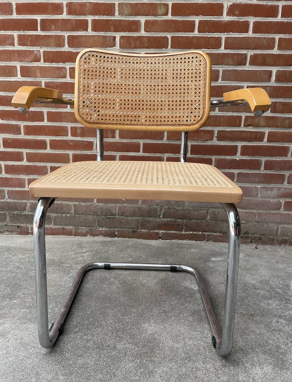 Cesca chair B64 with armrests by Marcel Breuer Design