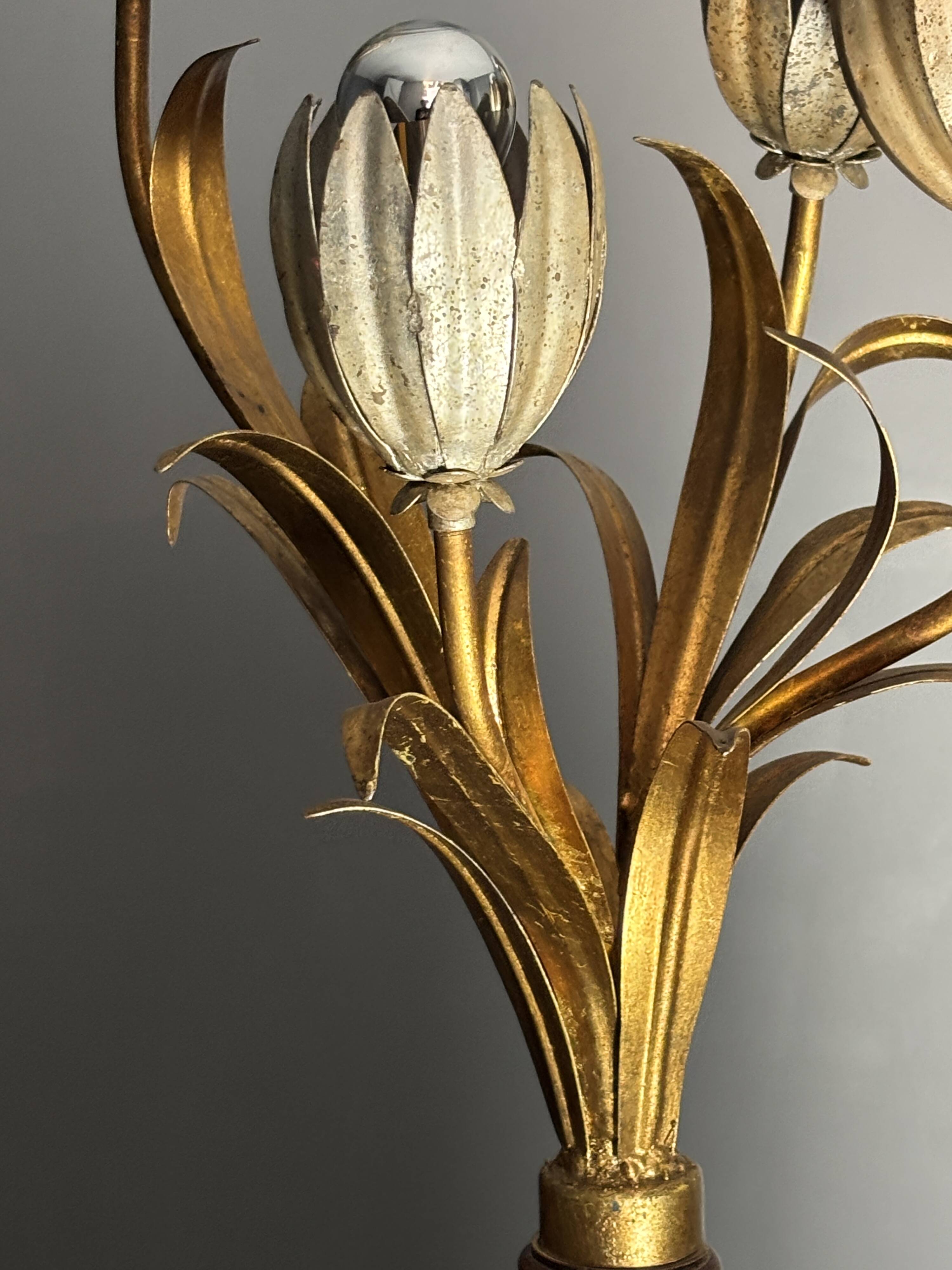 Midcentury Hollywood Regency Florentine gilt metal flower table lamp, 60s.